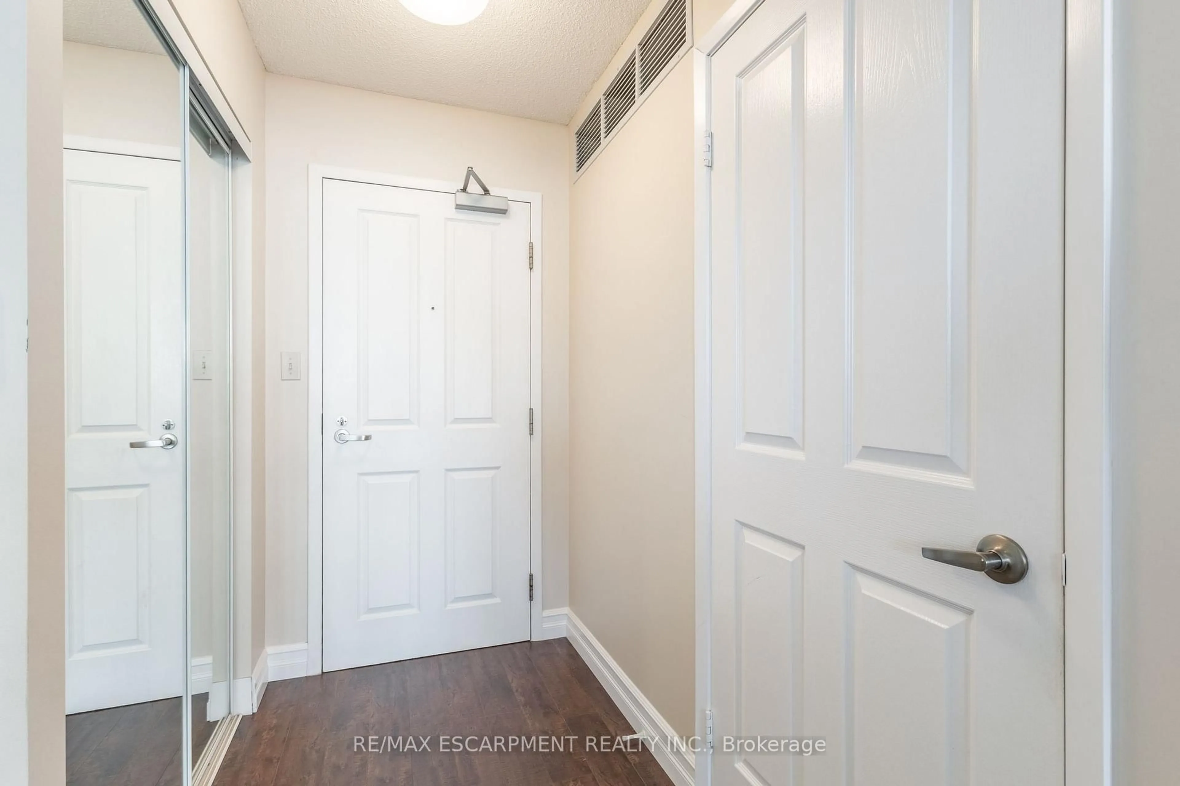 Indoor entryway for 2199 Sixth Line #314, Oakville Ontario L6H 5V3