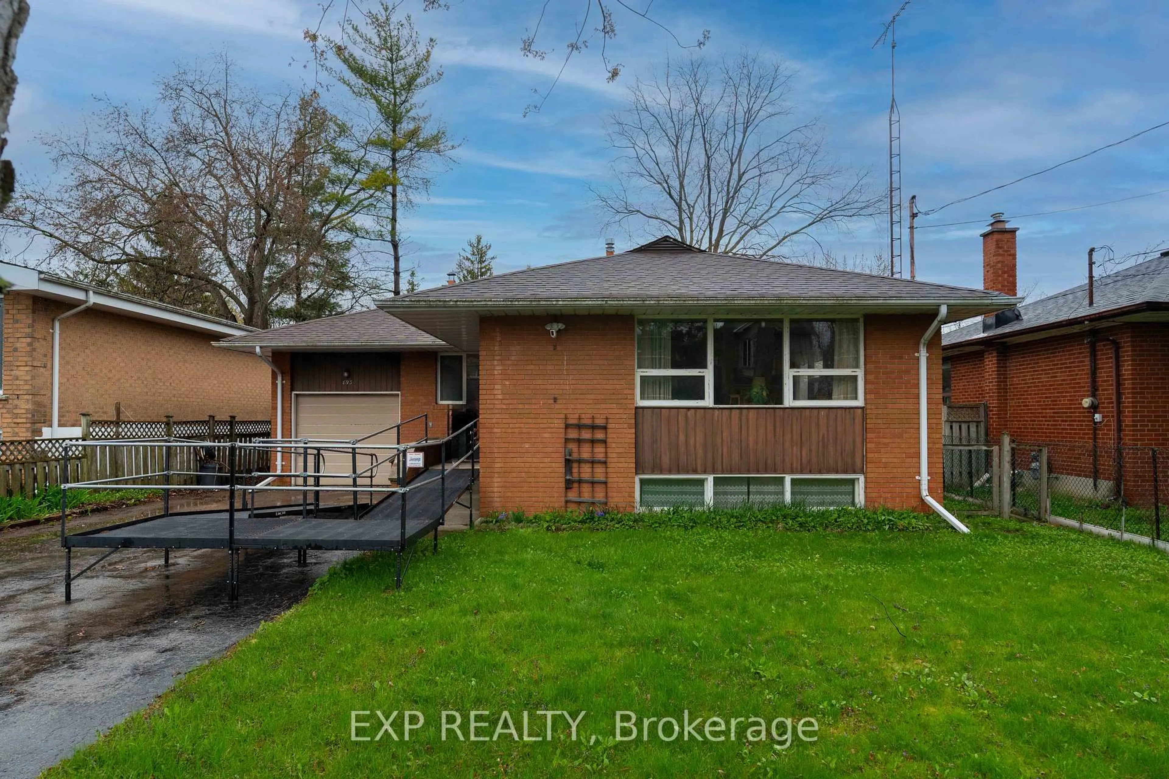 Unknown for 893 Eighth St, Mississauga Ontario L5E 1R3