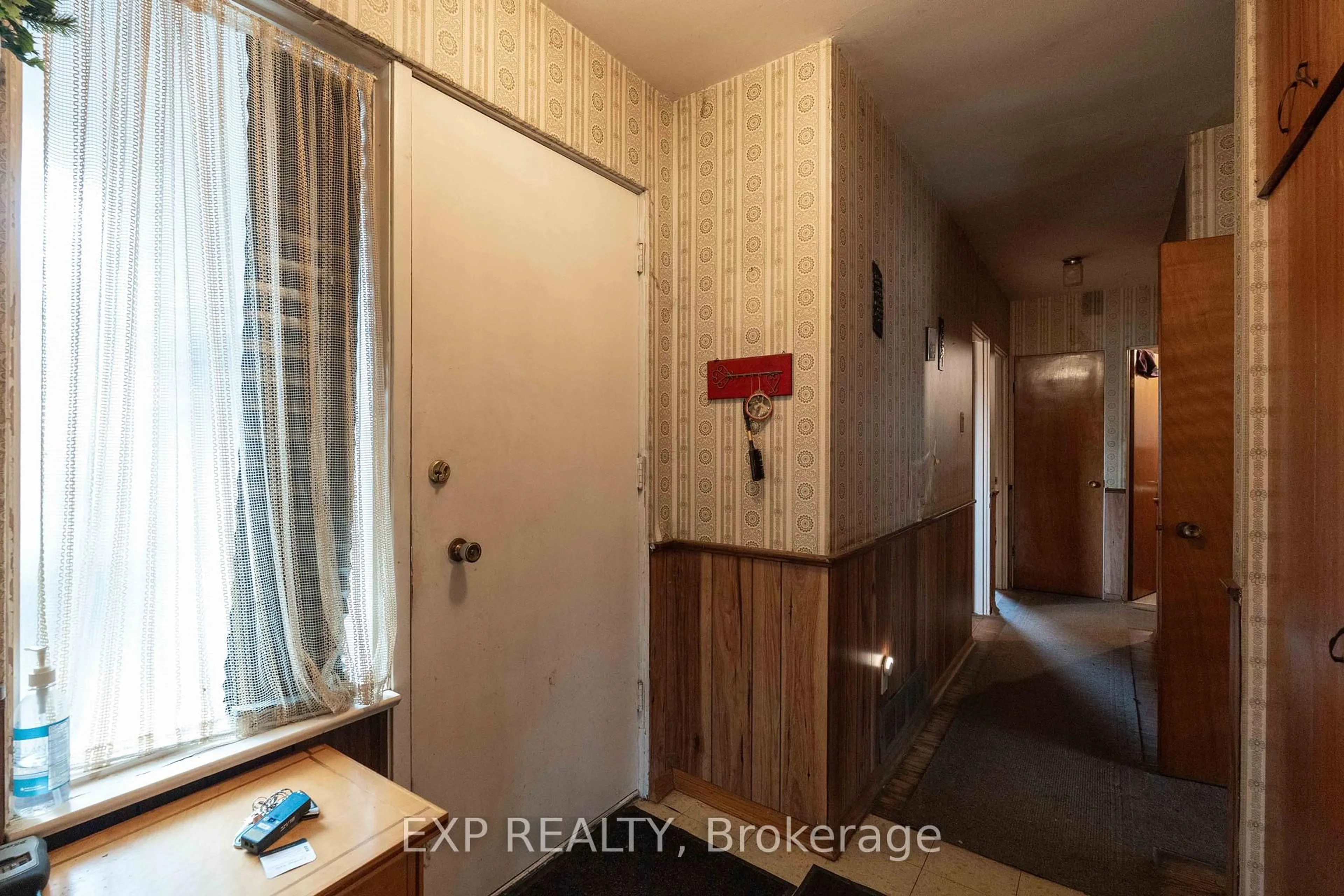 A pic of a room for 893 Eighth St, Mississauga Ontario L5E 1R3