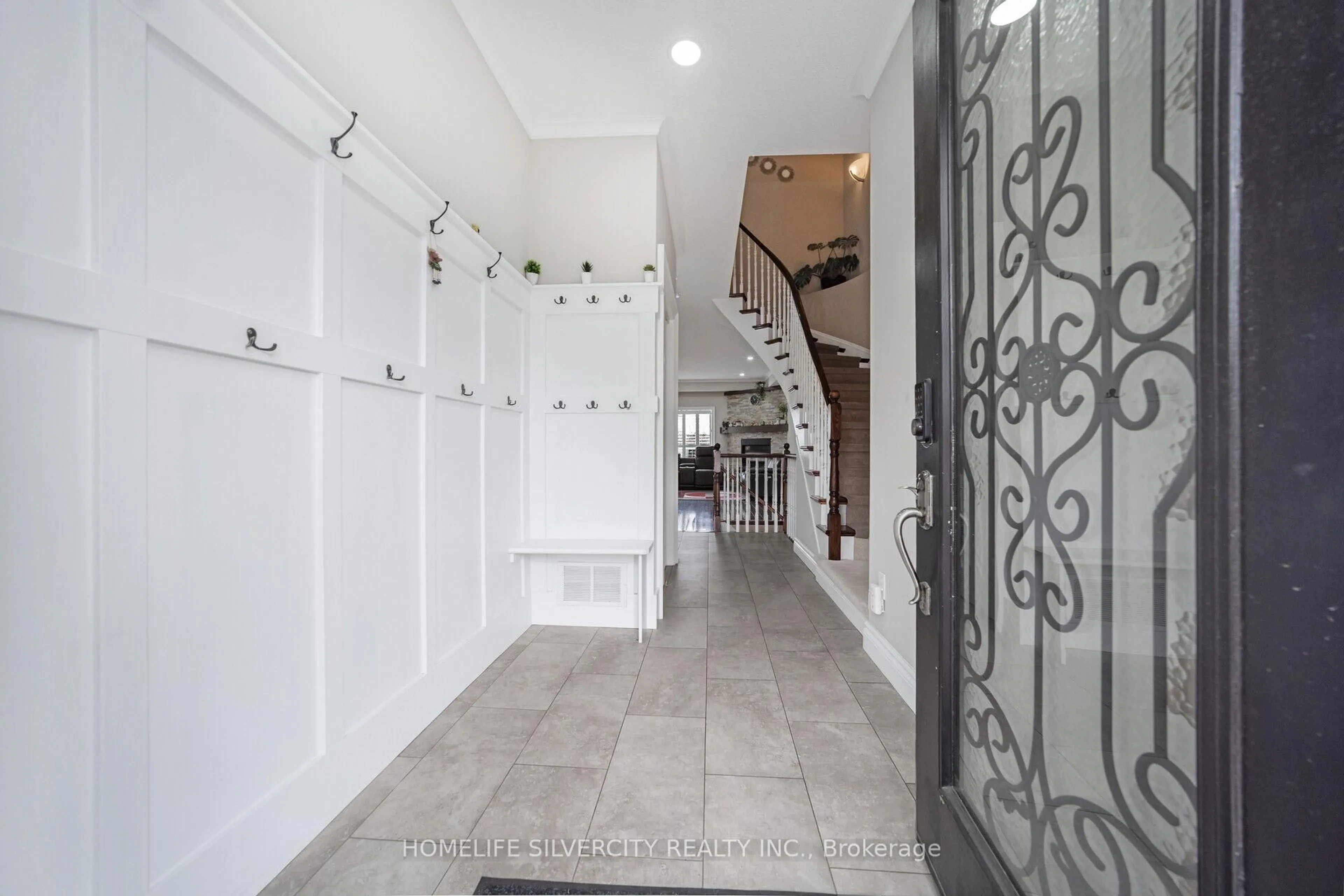 Indoor foyer for 4093 Medland Dr, Burlington Ontario L7M 4Z6
