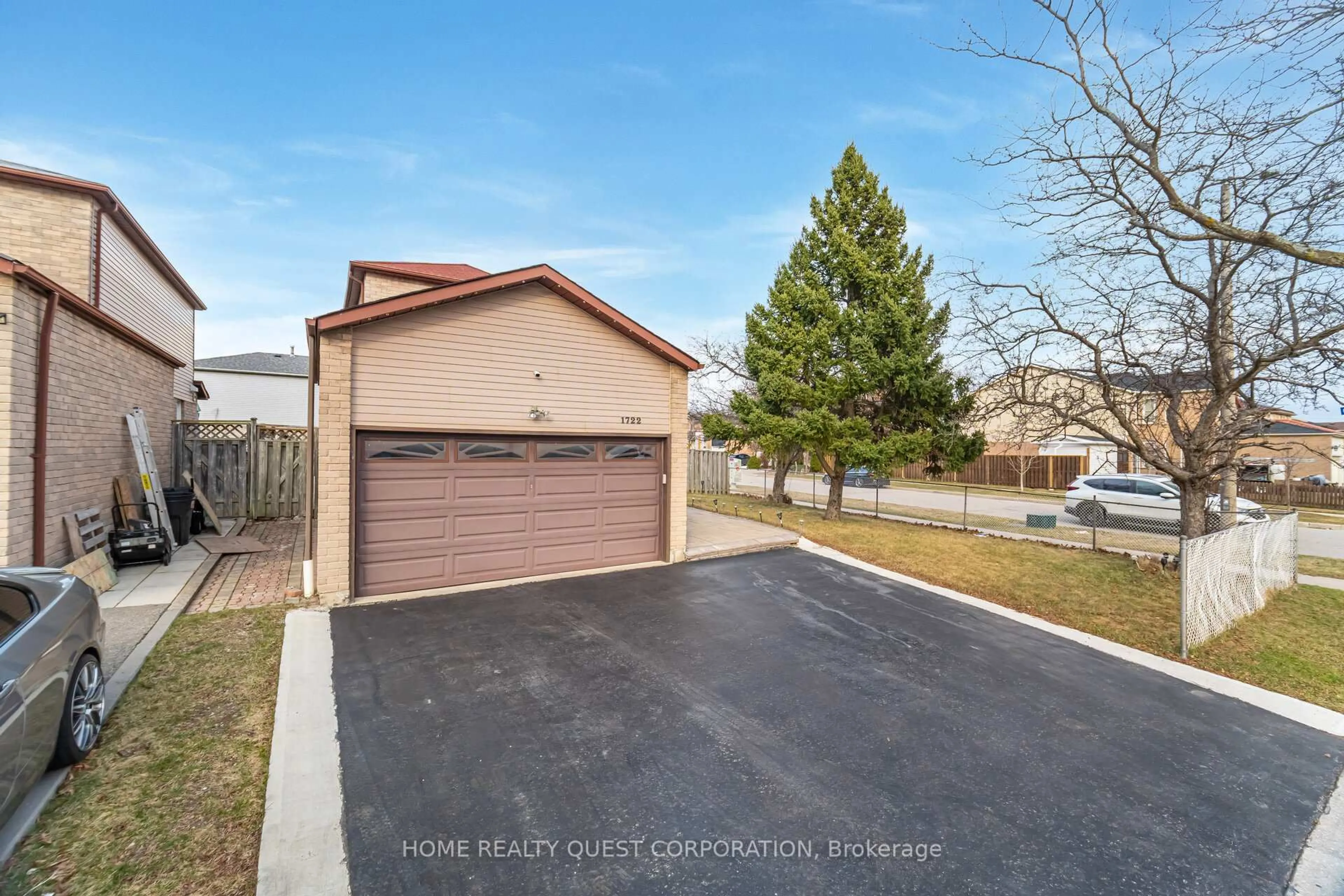 A pic from outside/outdoor area/front of a property/back of a property/a pic from drone, street for 1722 Princelea Pl, Mississauga Ontario L5M 3R4