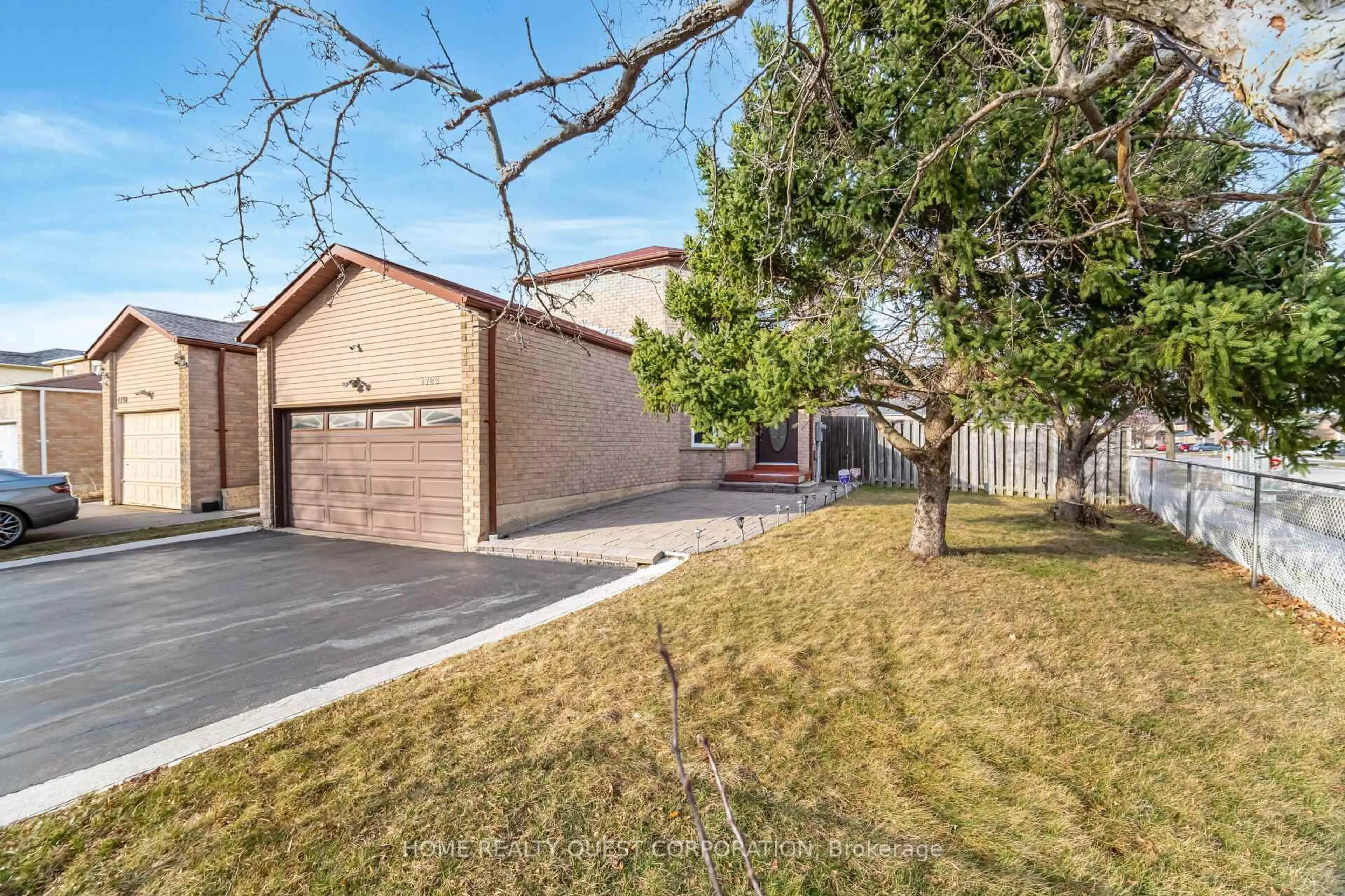 A pic from outside/outdoor area/front of a property/back of a property/a pic from drone, street for 1722 Princelea Pl, Mississauga Ontario L5M 3R4