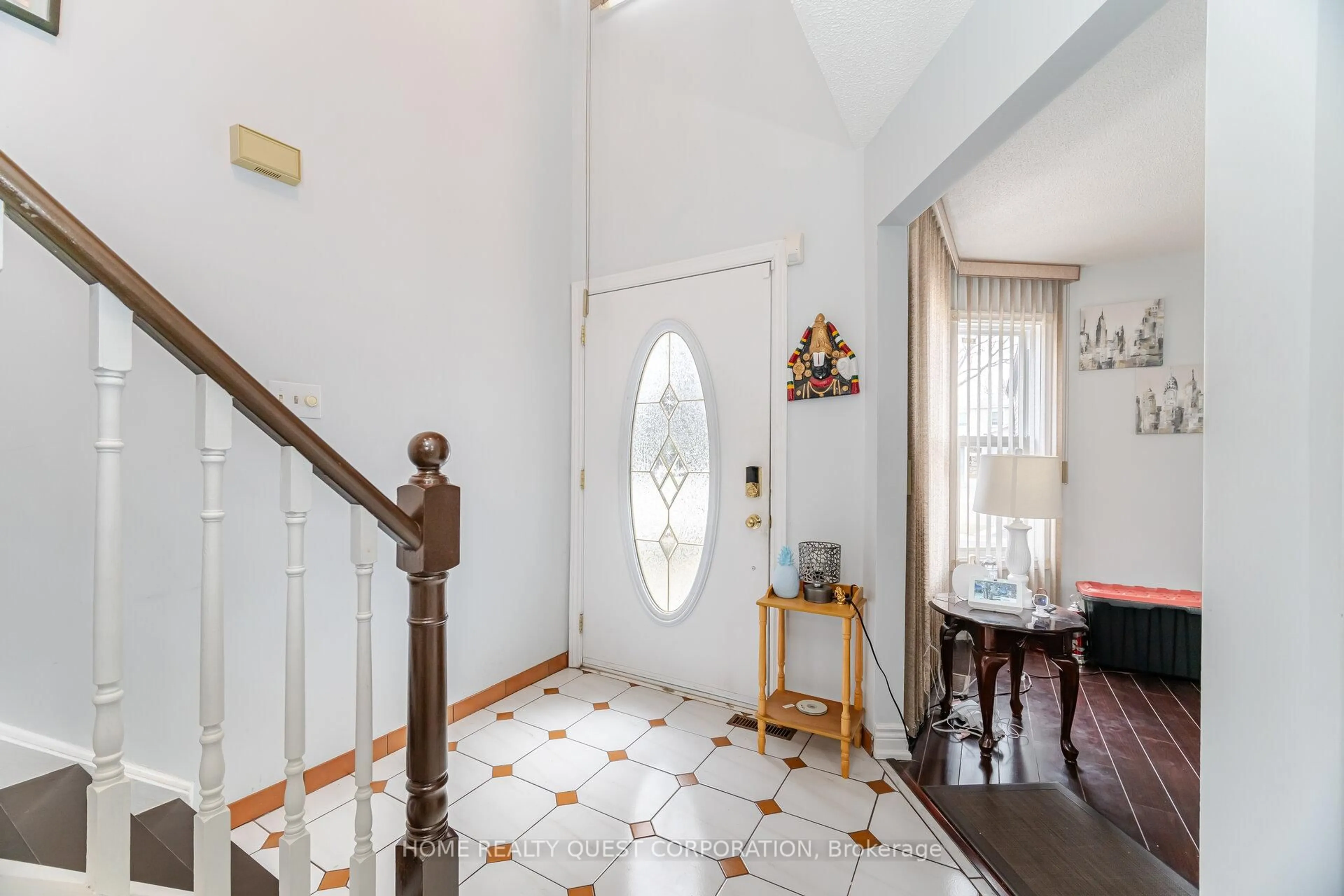 Indoor foyer for 1722 Princelea Pl, Mississauga Ontario L5M 3R4