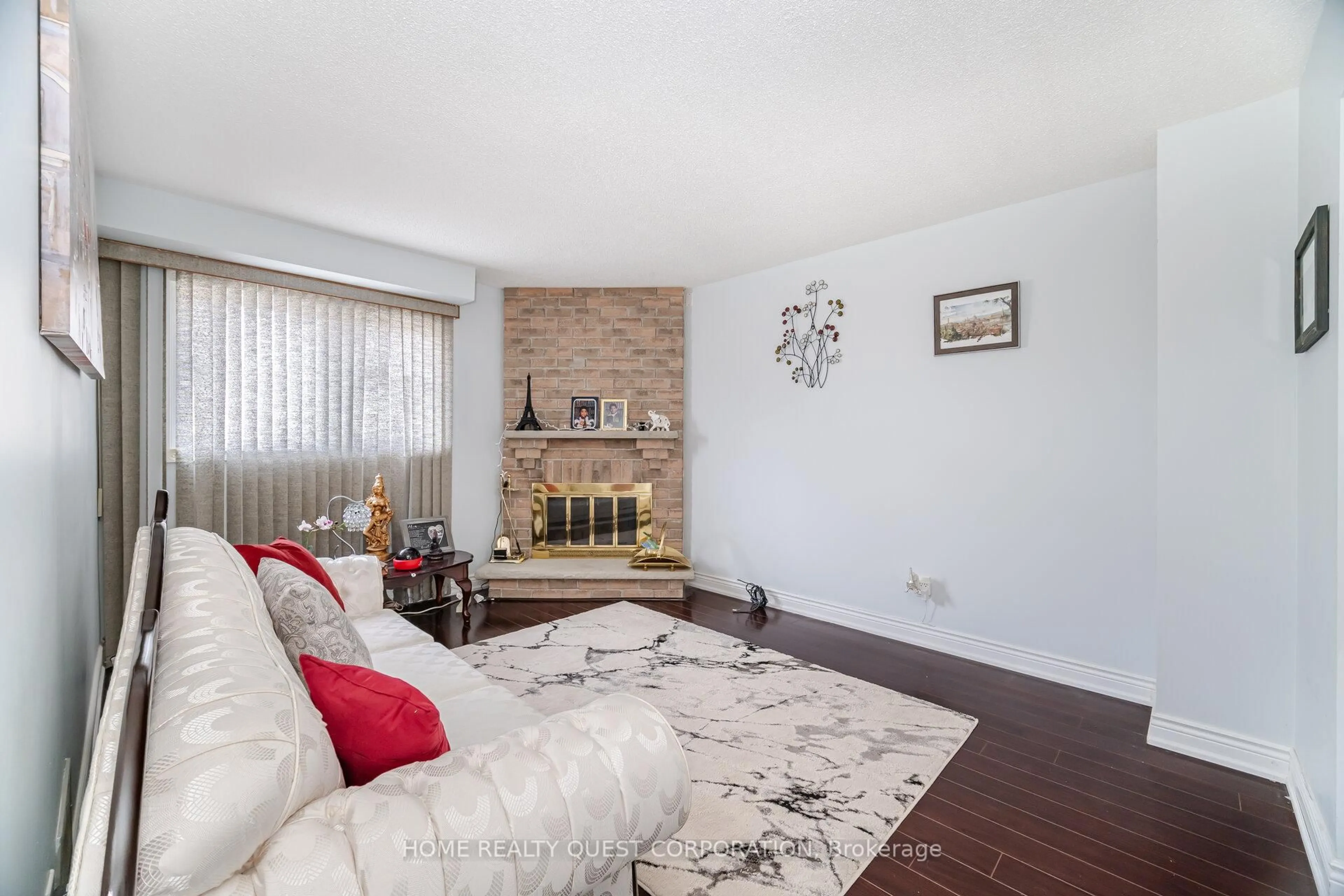 Living room with furniture, unknown for 1722 Princelea Pl, Mississauga Ontario L5M 3R4