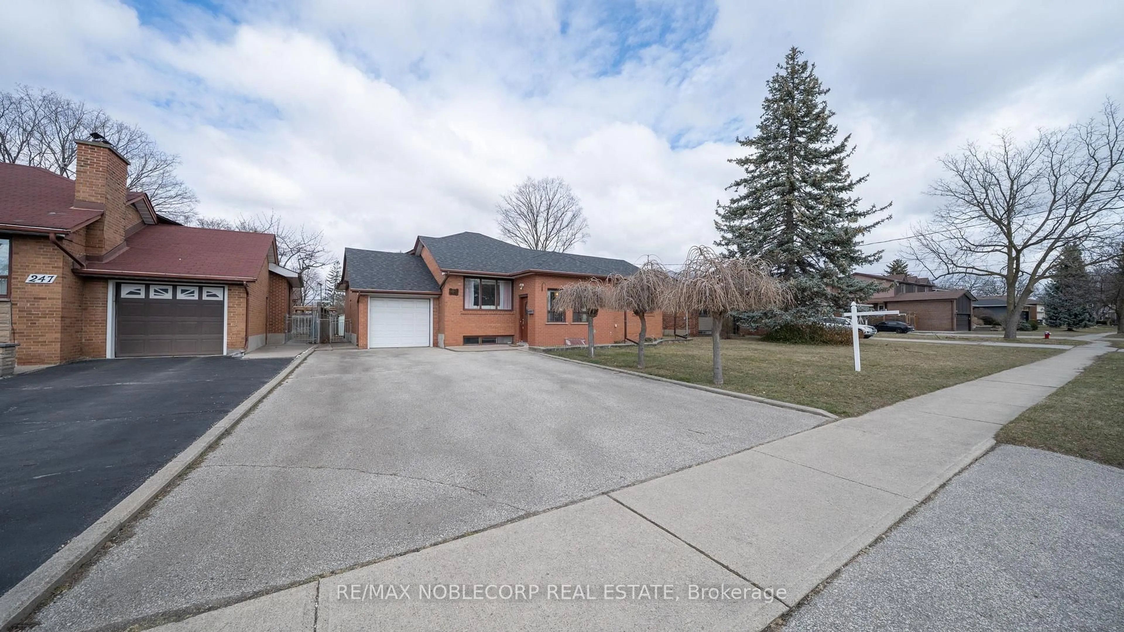 Home with brick exterior material, street for 253 McGill St, Mississauga Ontario L5A 1V3