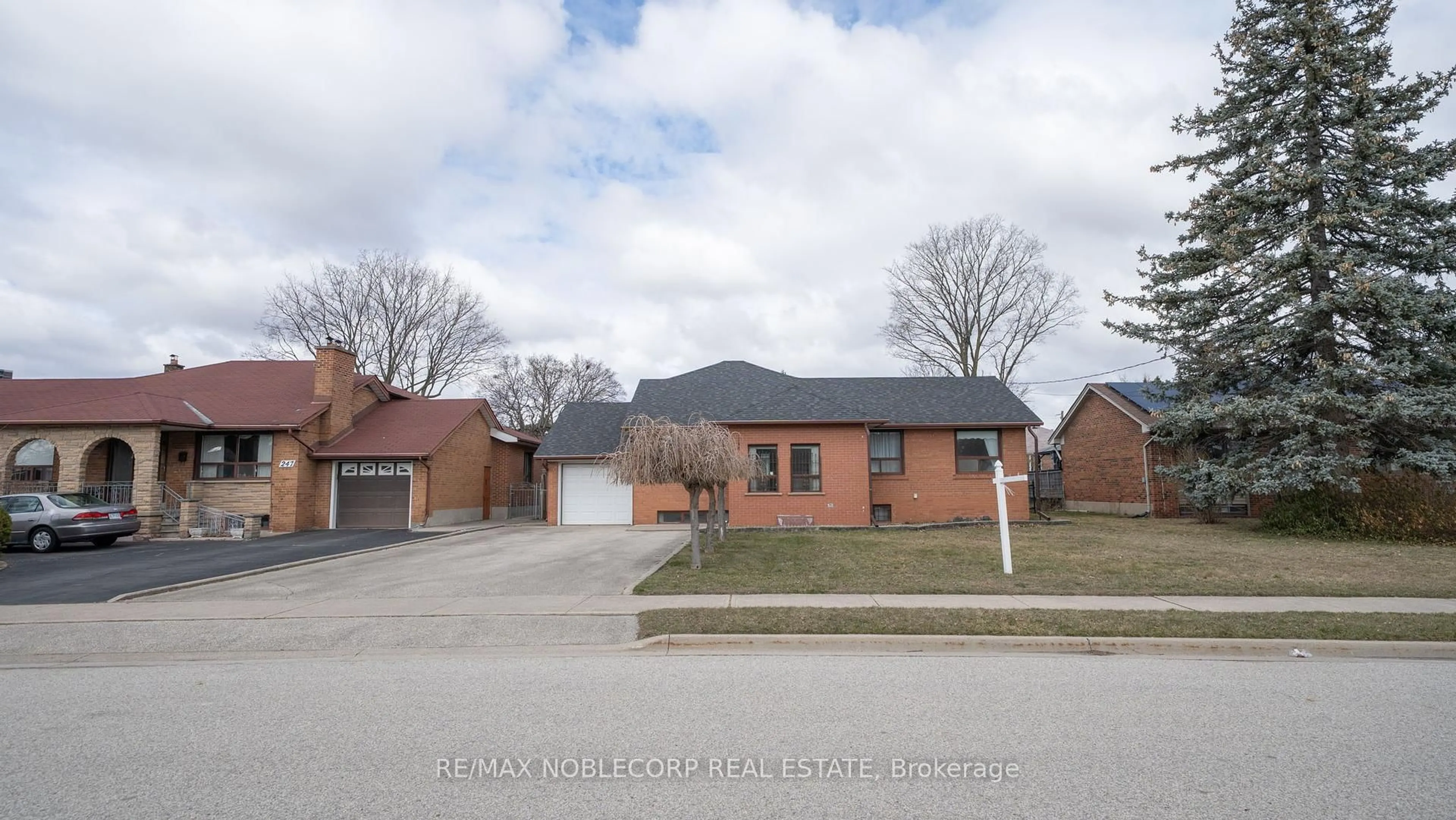 Home with brick exterior material, street for 253 McGill St, Mississauga Ontario L5A 1V3