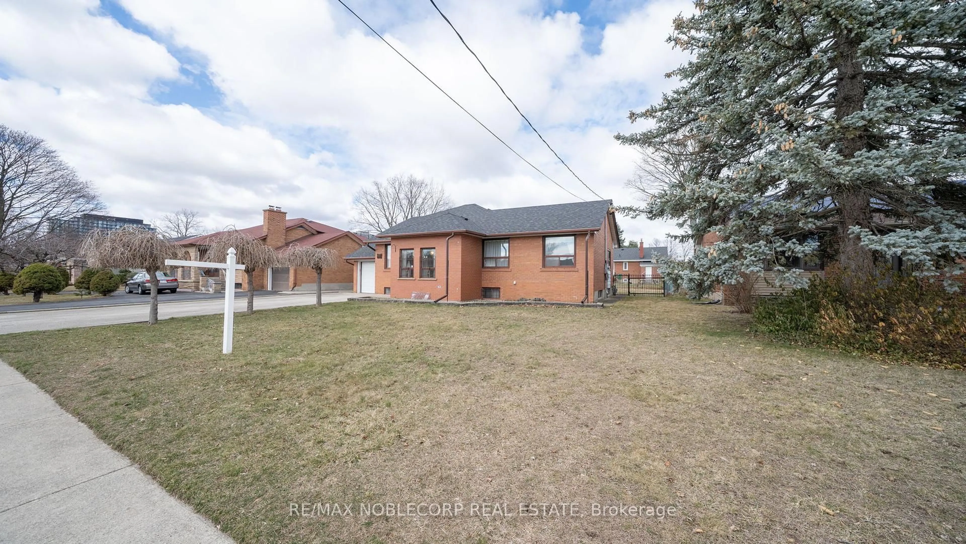 A pic from outside/outdoor area/front of a property/back of a property/a pic from drone, street for 253 McGill St, Mississauga Ontario L5A 1V3