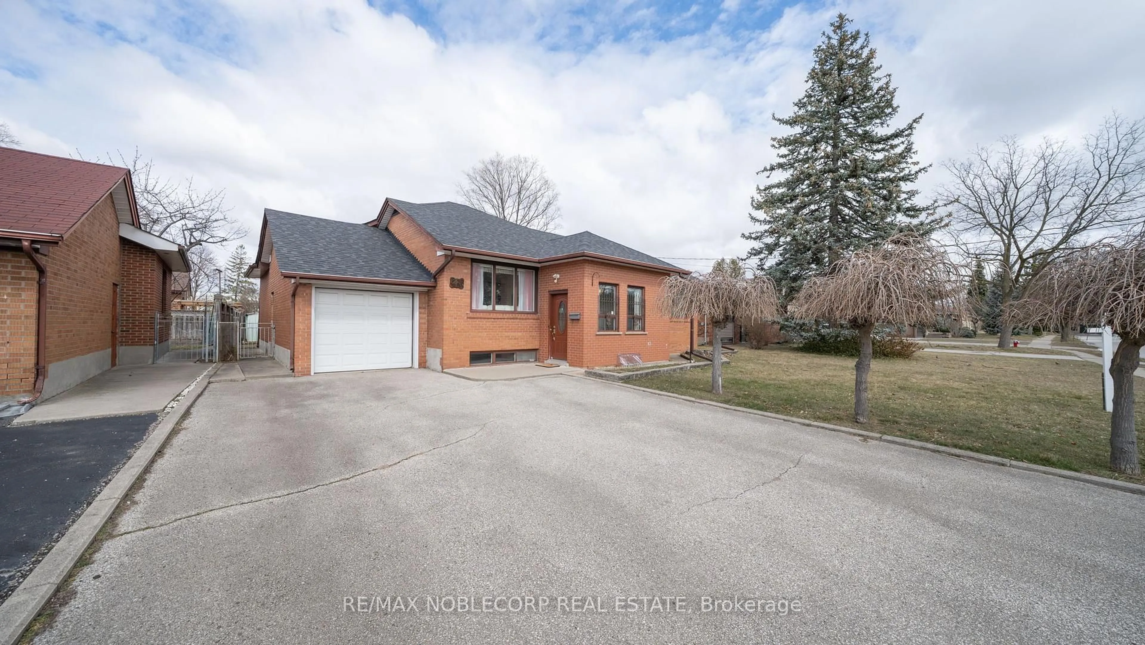 A pic from outside/outdoor area/front of a property/back of a property/a pic from drone, street for 253 McGill St, Mississauga Ontario L5A 1V3