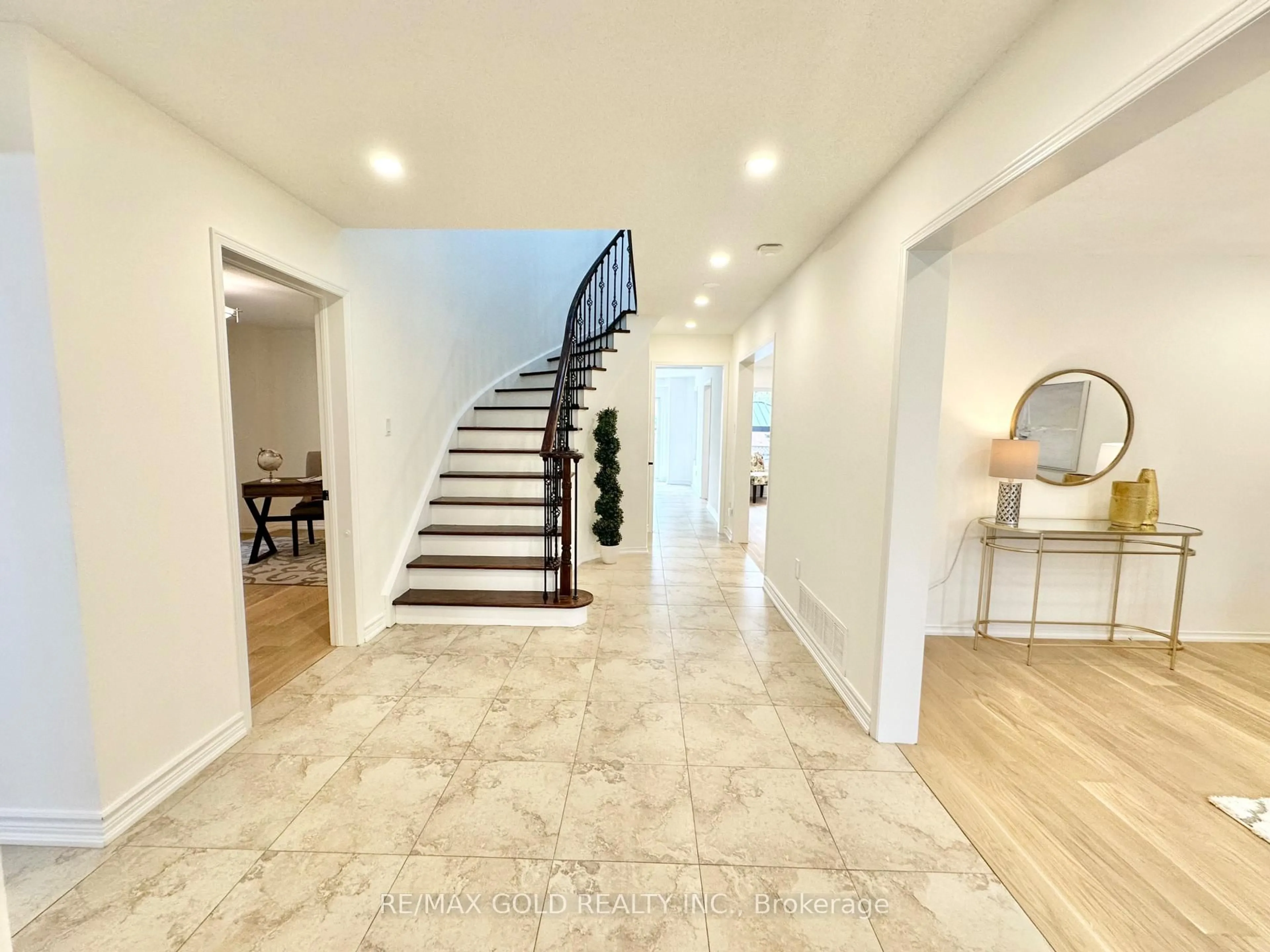 Indoor foyer for 6296 Culmore Cres, Mississauga Ontario L5V 1H9