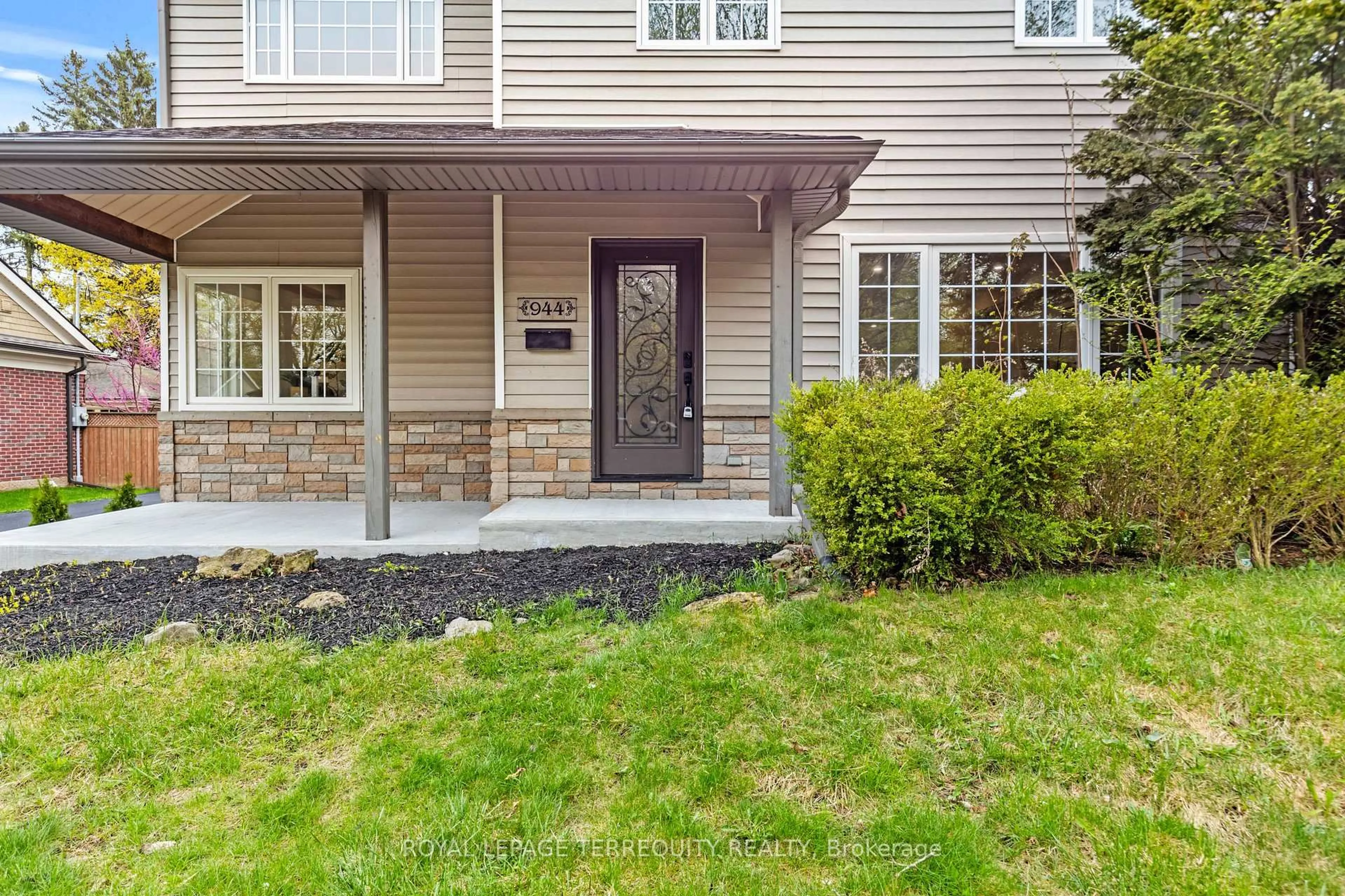 Unknown for 944 Long Dr, Burlington Ontario L7T 3K1