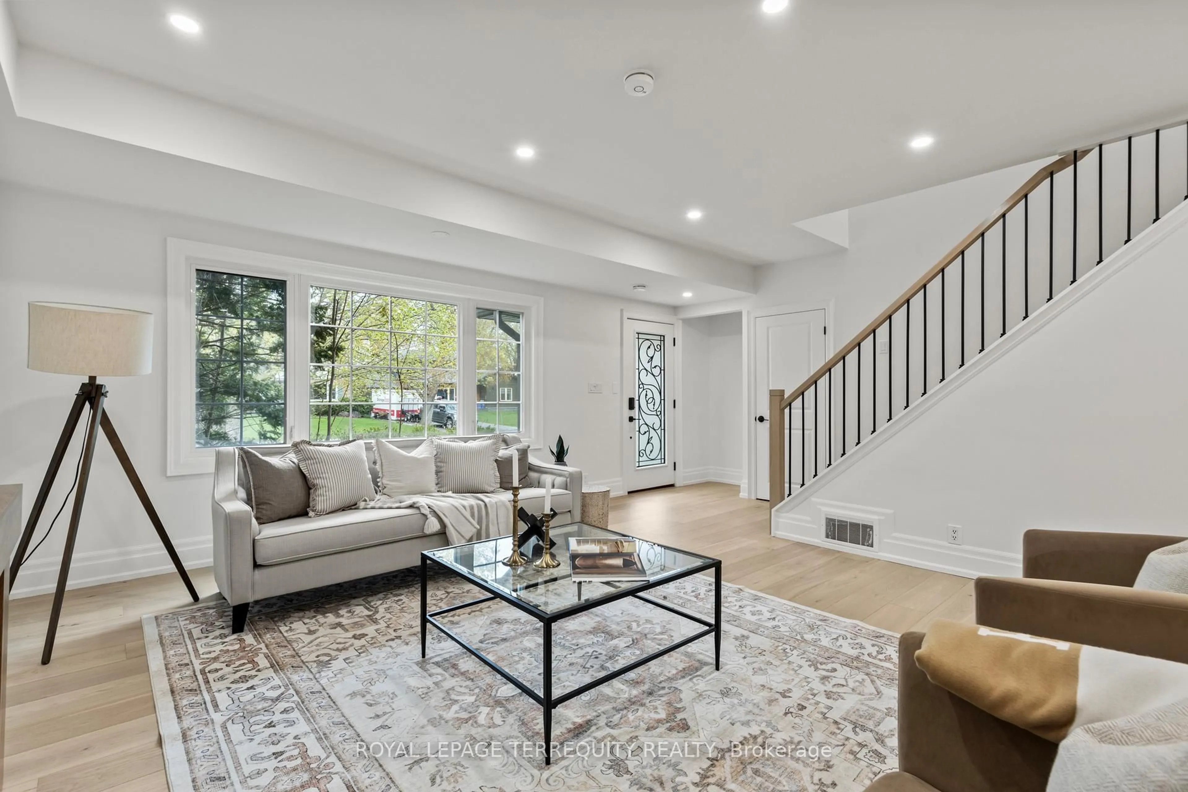 Living room with furniture, unknown for 944 Long Dr, Burlington Ontario L7T 3K1