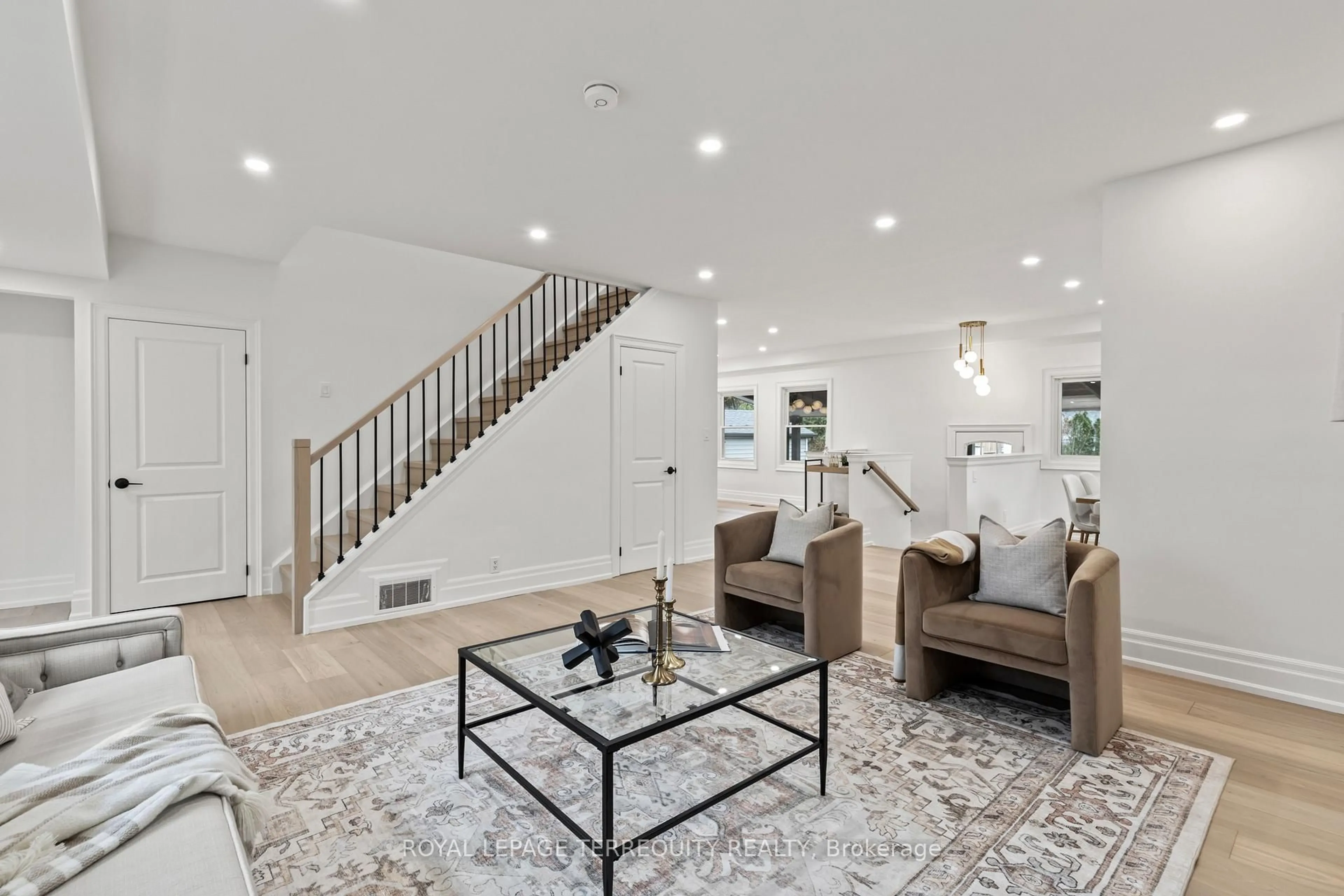Living room with furniture, unknown for 944 Long Dr, Burlington Ontario L7T 3K1