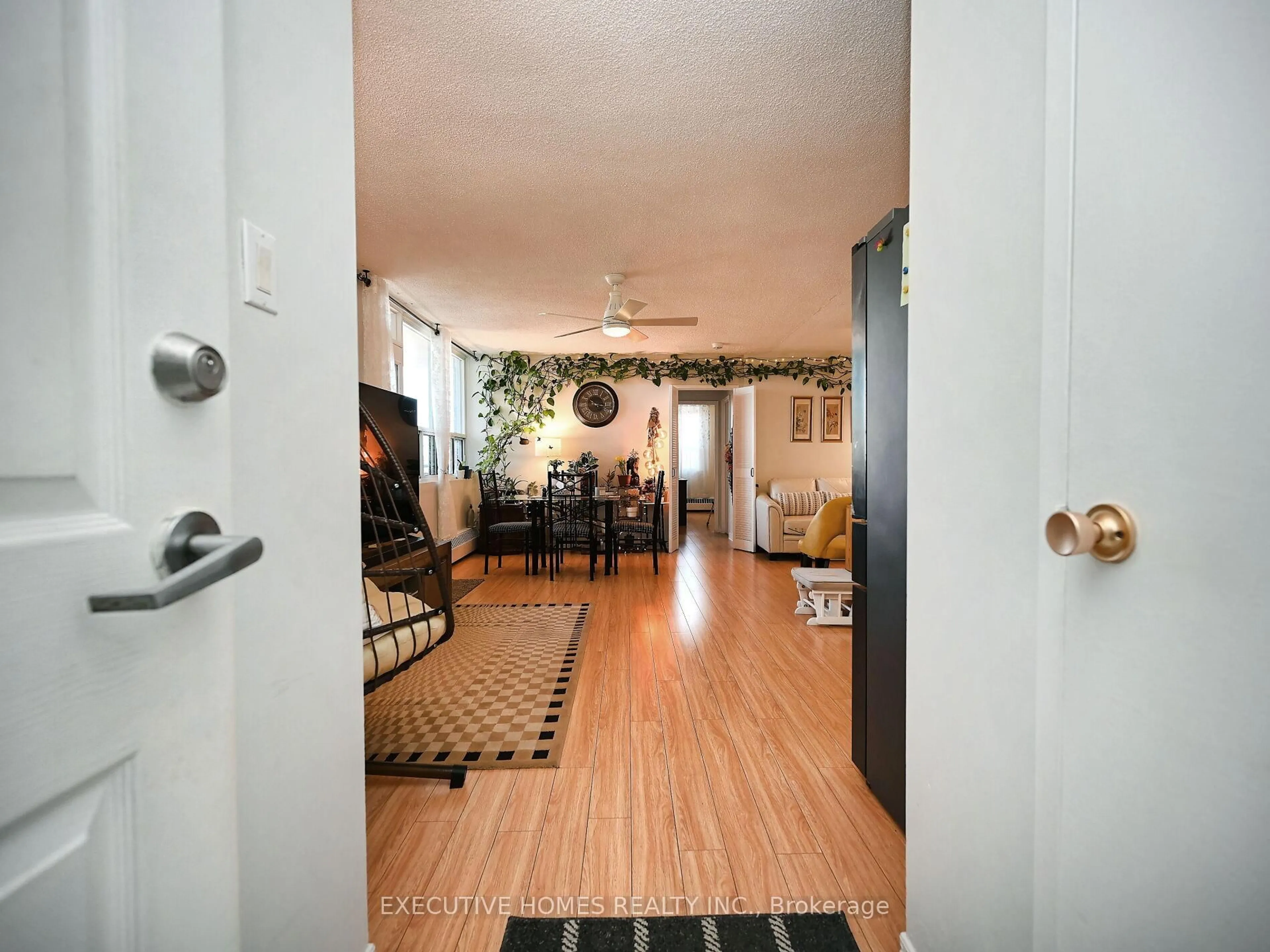 Indoor entryway for 3065 Queen Frederica Dr #1107, Mississauga Ontario L4Y 3A3