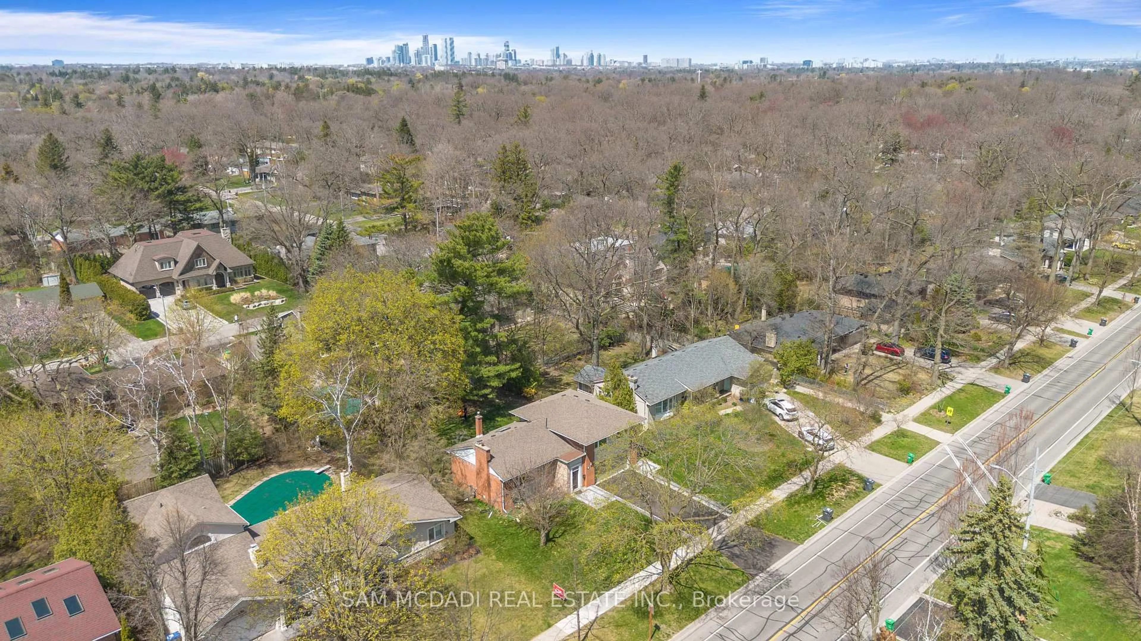 A pic from outside/outdoor area/front of a property/back of a property/a pic from drone, city buildings view from balcony for 1639 Truscott Dr, Mississauga Ontario L5J 1Z5