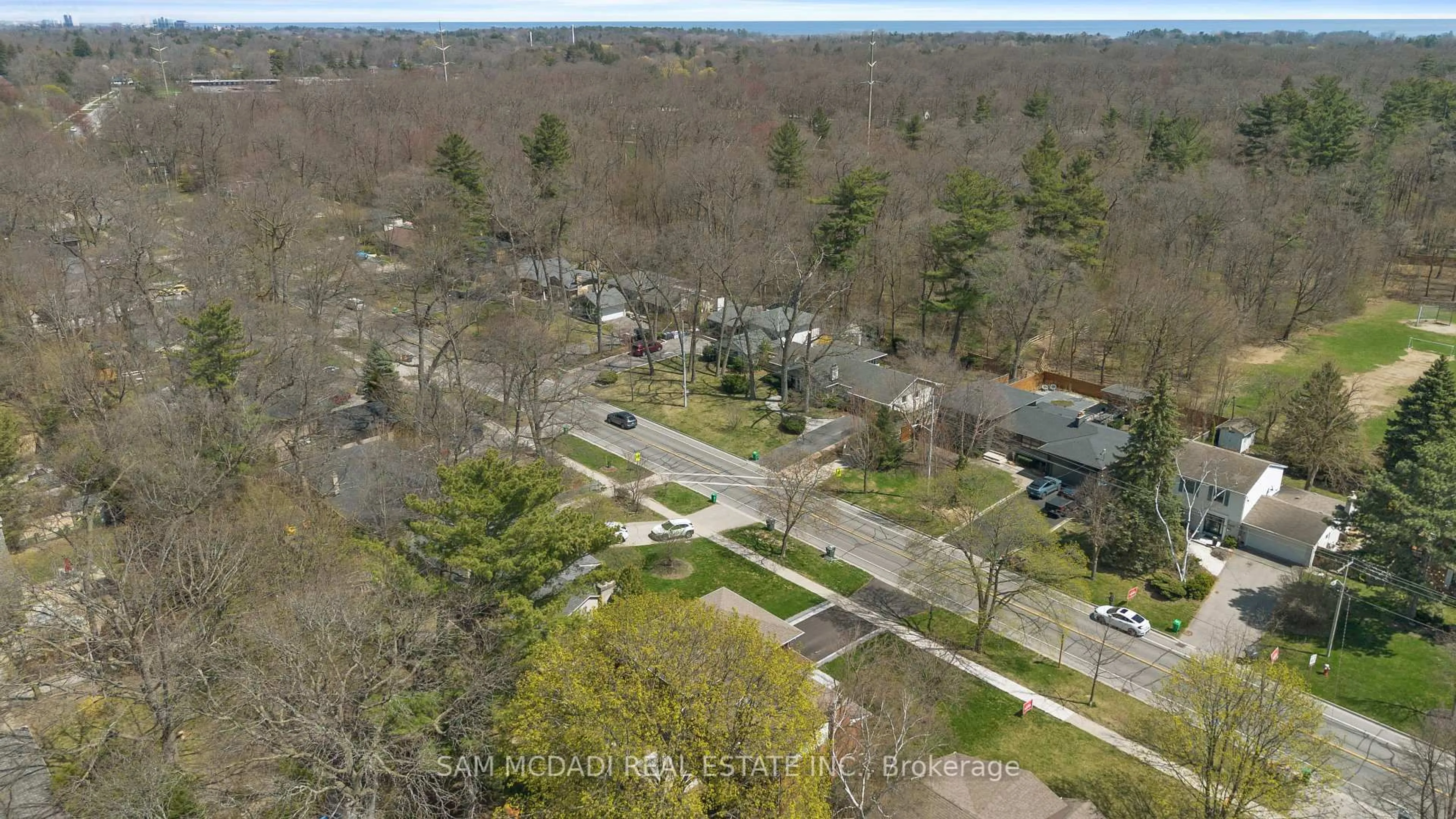 A pic from outside/outdoor area/front of a property/back of a property/a pic from drone, street for 1639 Truscott Dr, Mississauga Ontario L5J 1Z5