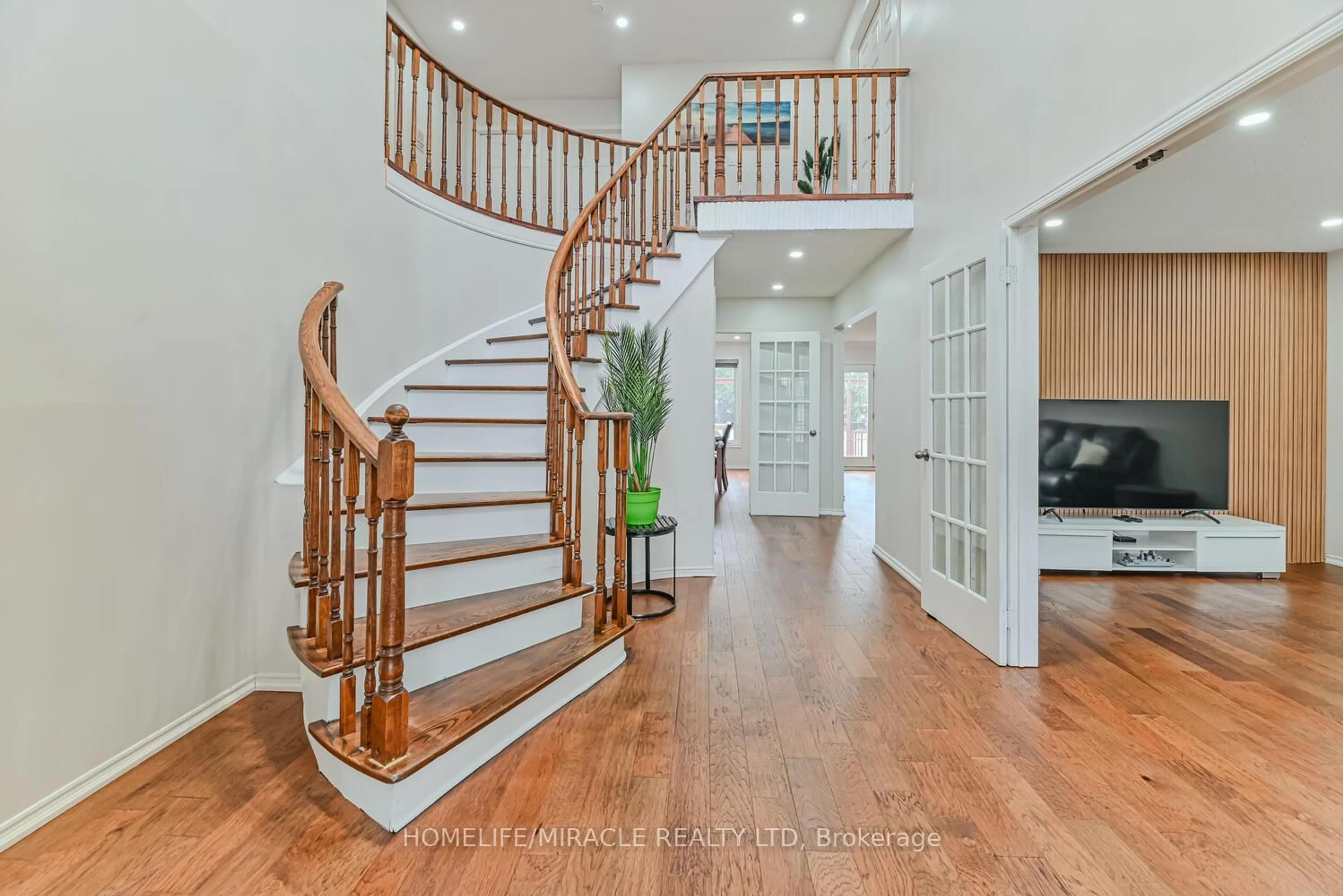 Indoor entryway for 32 Plover Pl, Brampton Ontario L6W 4C4