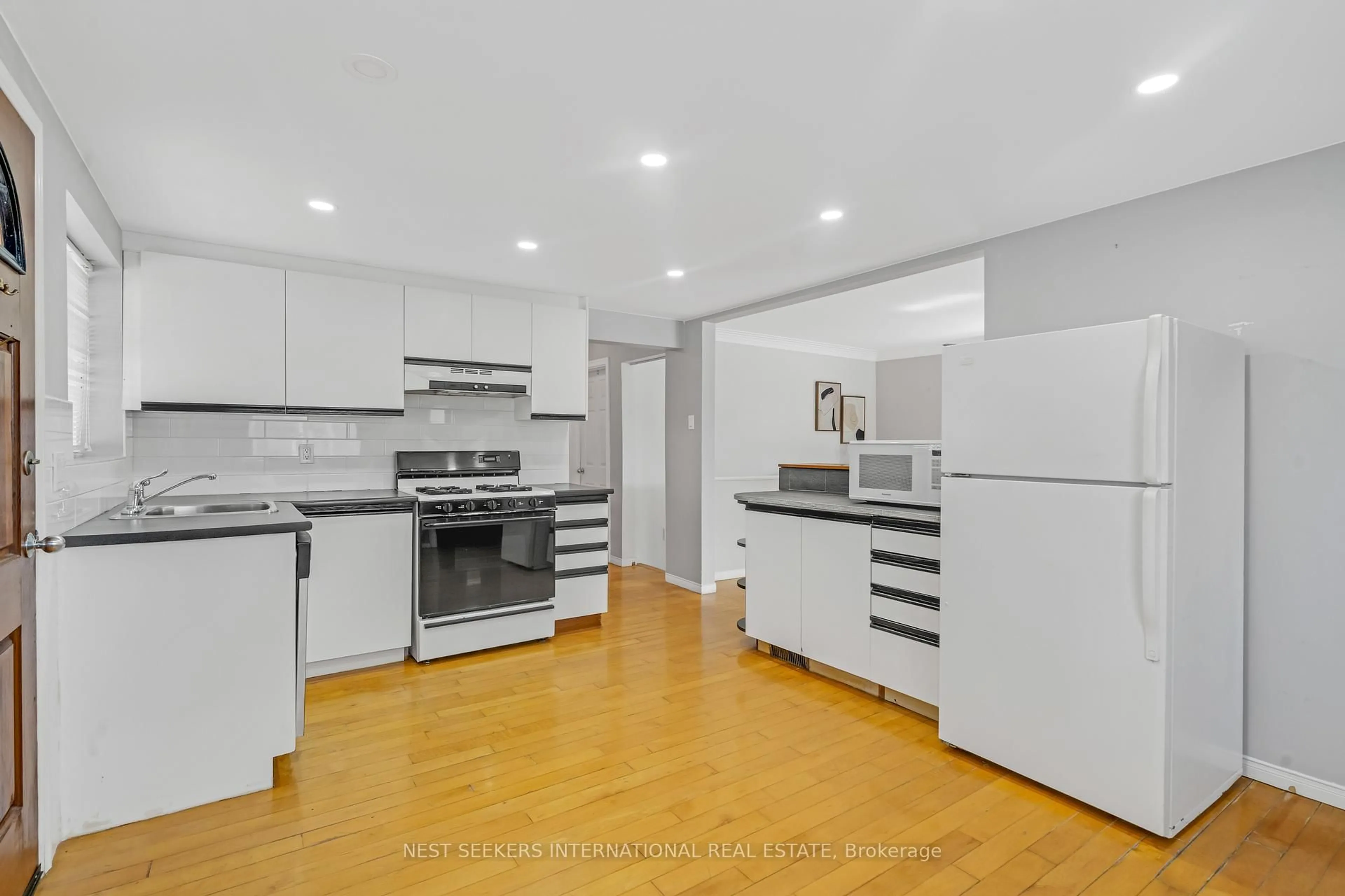 Open concept kitchen, unknown for 7 Thirty Fifth St, Toronto Ontario M8W 3J6