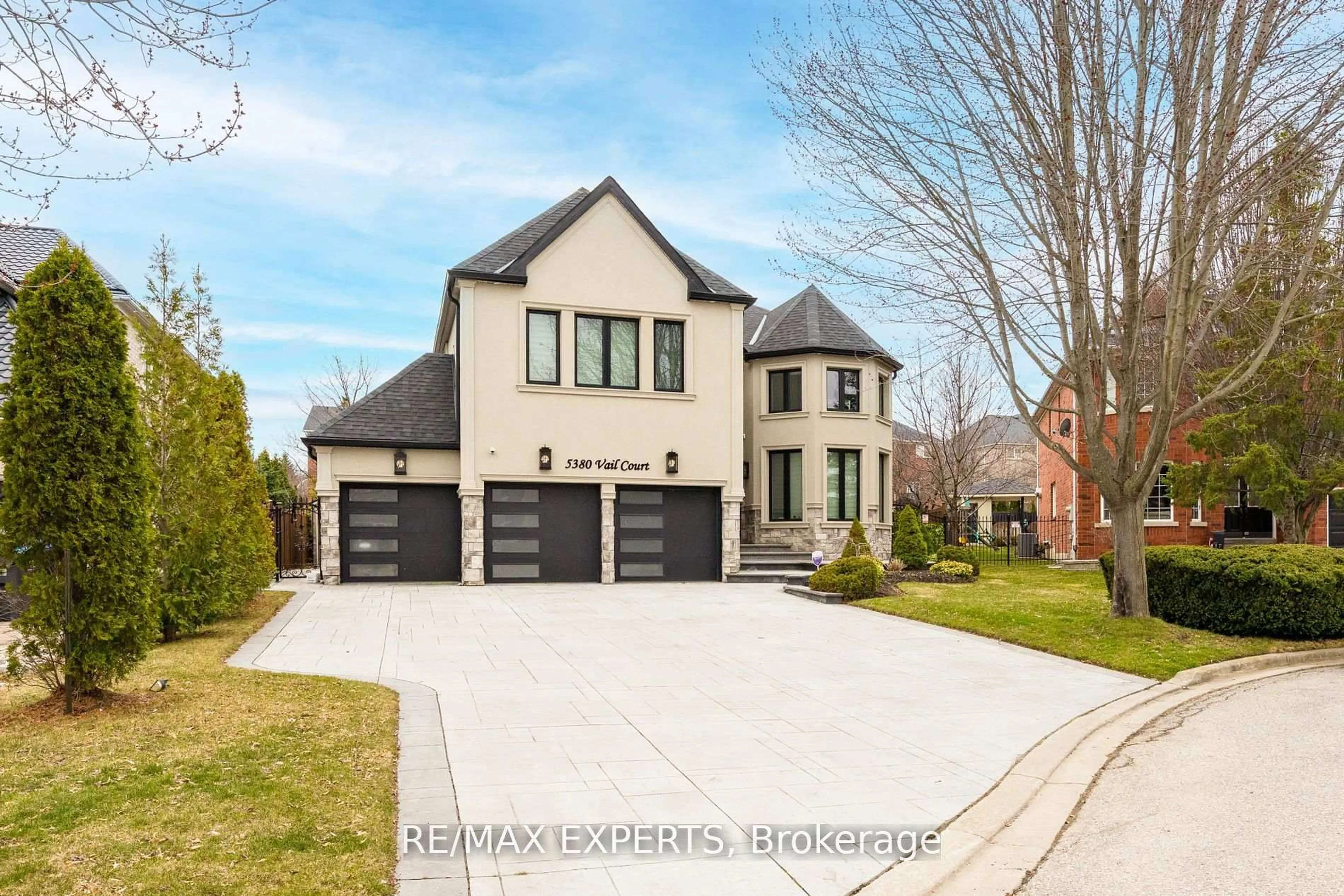 Home with brick exterior material, street for 5380 Vail Crt, Mississauga Ontario L5M 6G9