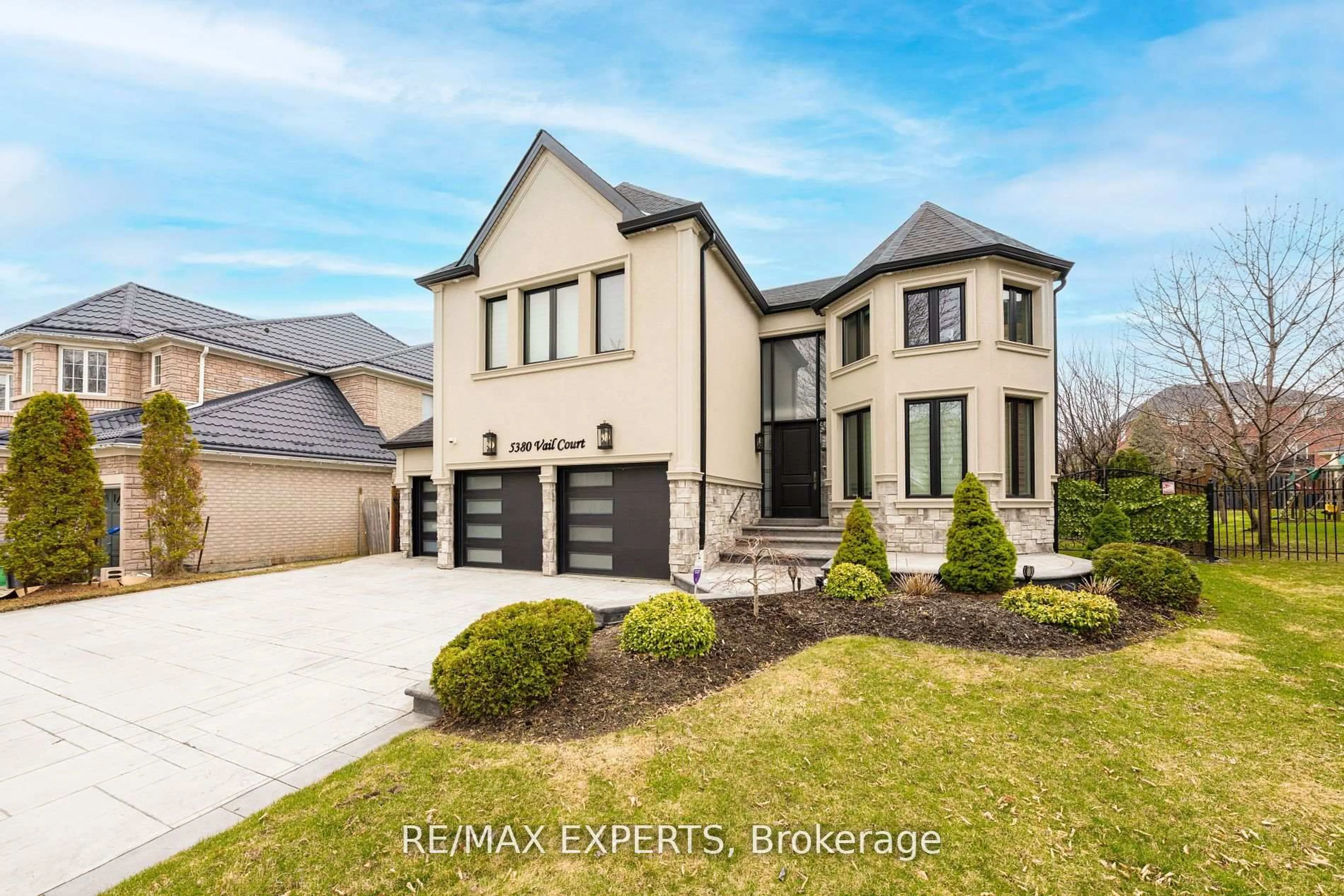 Home with brick exterior material, street for 5380 Vail Crt, Mississauga Ontario L5M 6G9