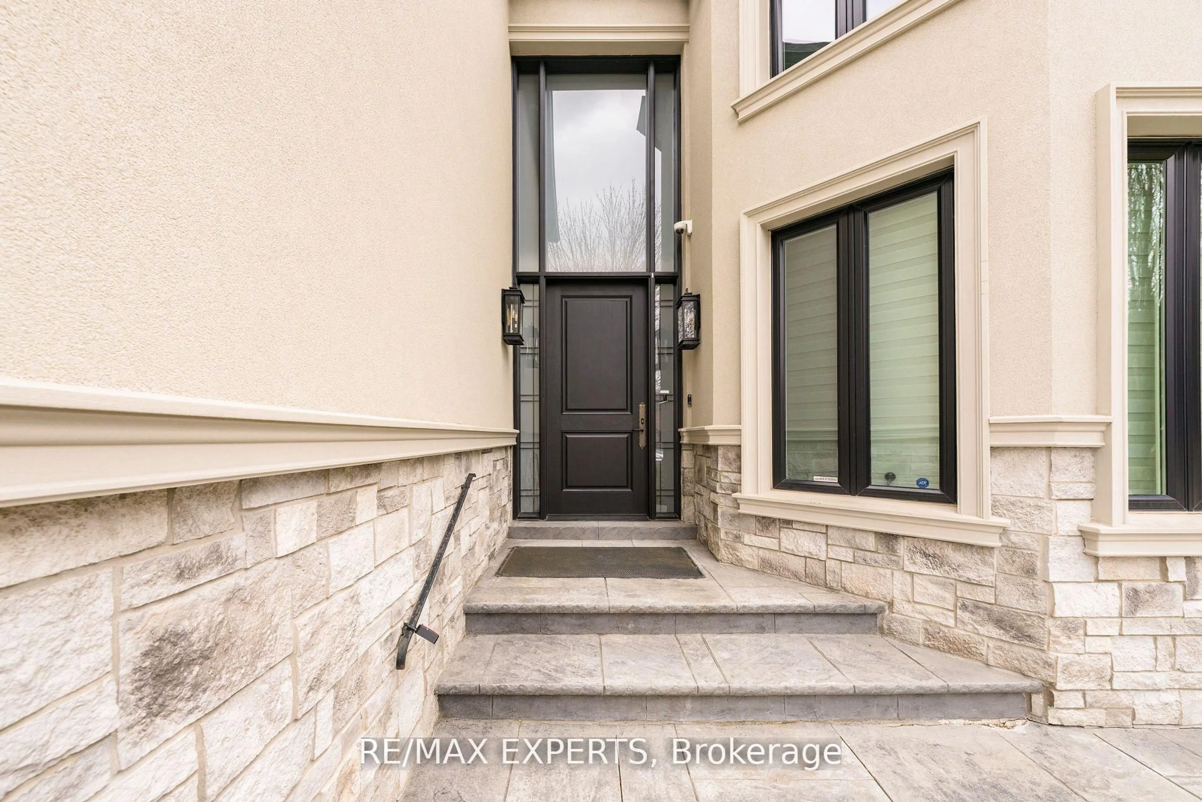 Indoor entryway for 5380 Vail Crt, Mississauga Ontario L5M 6G9