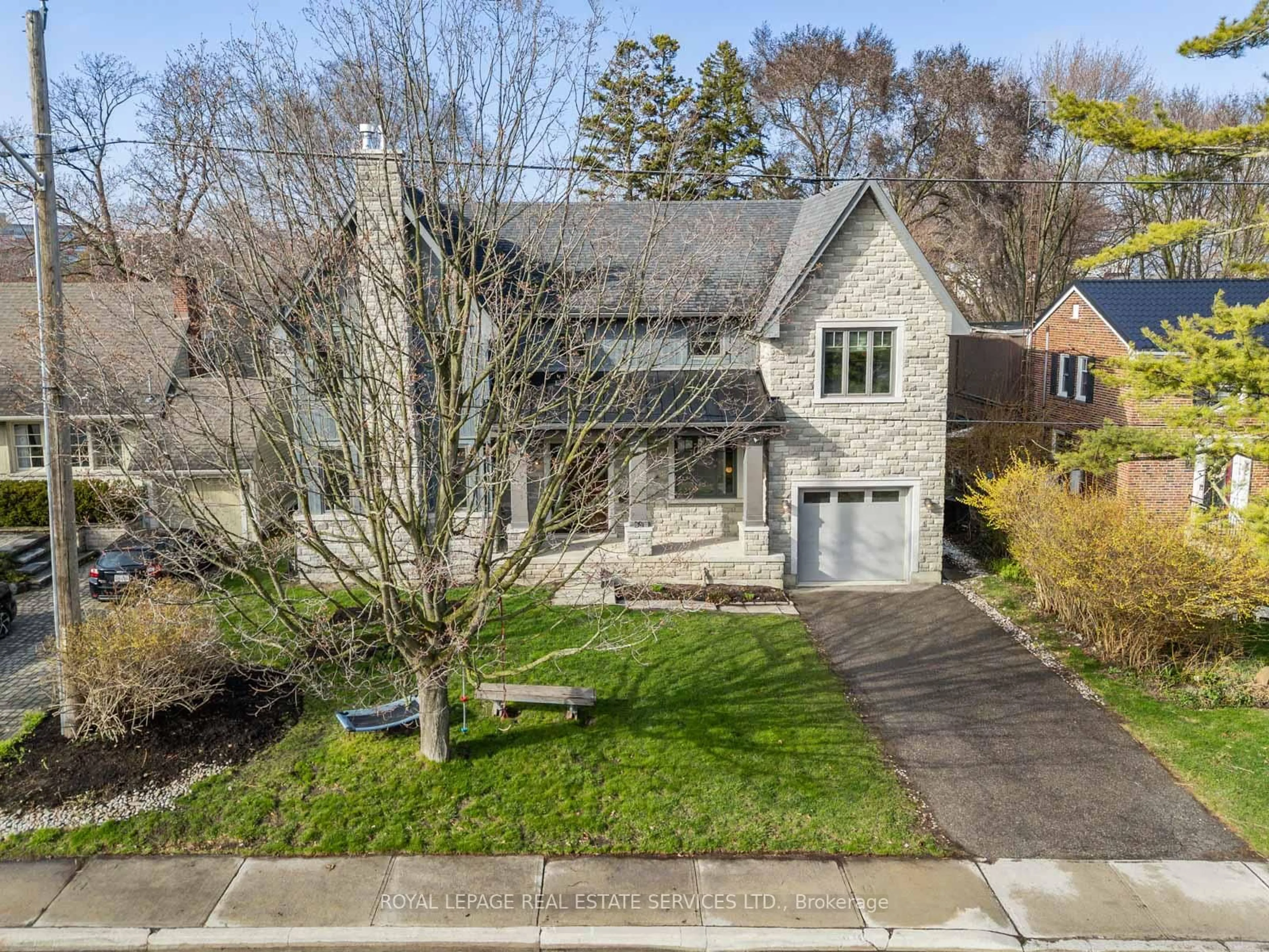 A pic from outside/outdoor area/front of a property/back of a property/a pic from drone, street for 29 Maple Ave, Mississauga Ontario L5H 2R5
