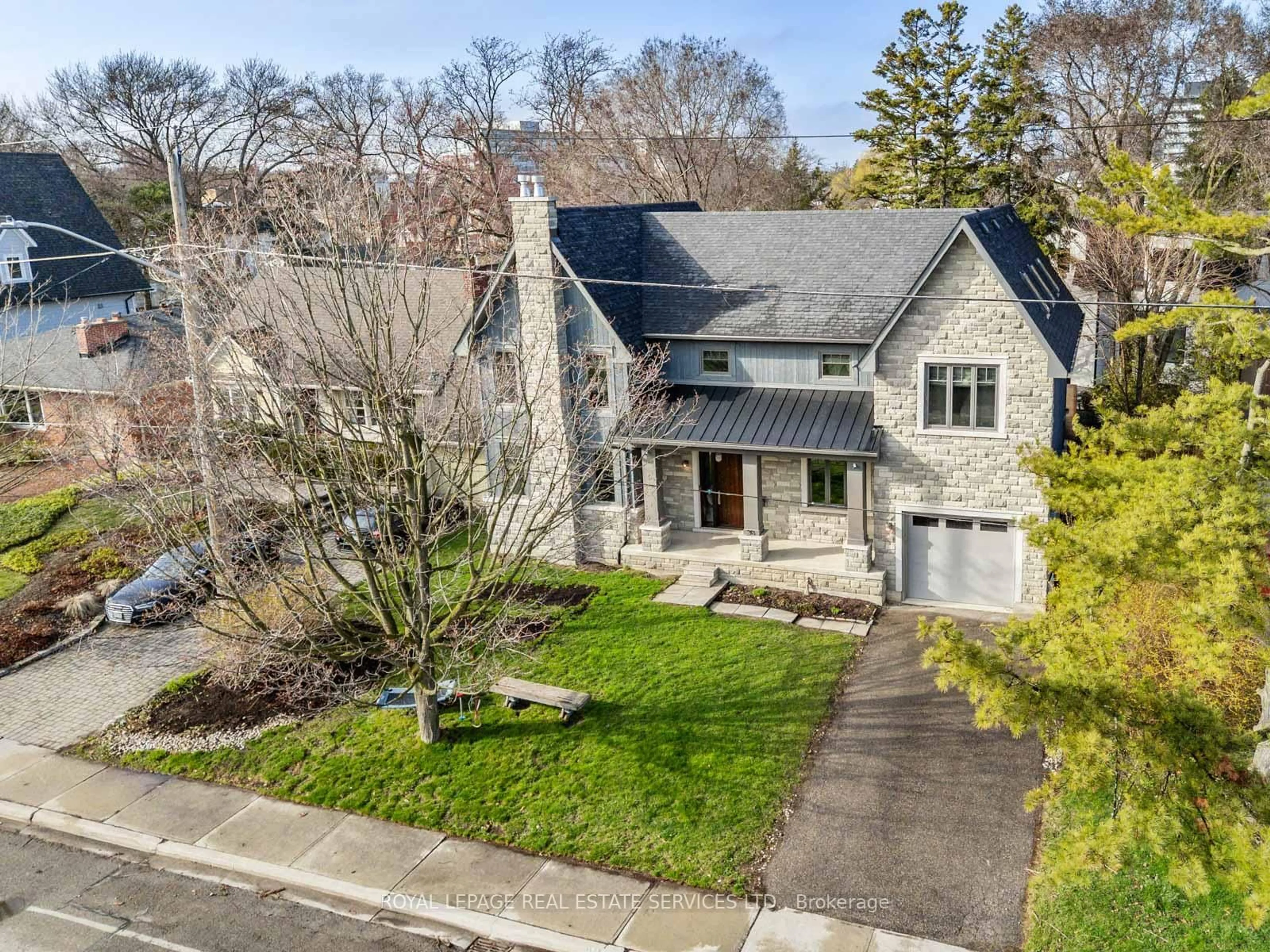 A pic from outside/outdoor area/front of a property/back of a property/a pic from drone, street for 29 Maple Ave, Mississauga Ontario L5H 2R5