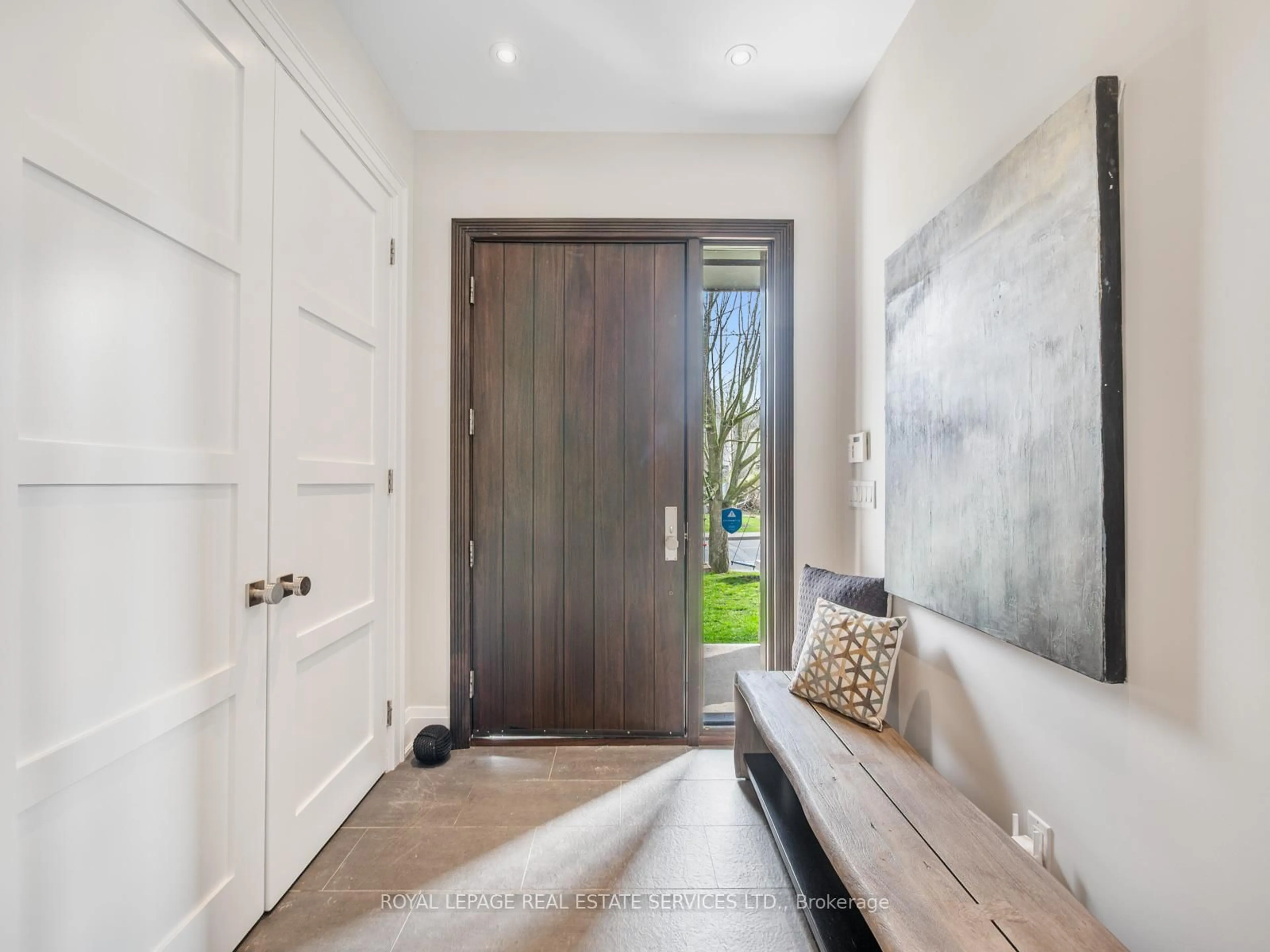 Indoor entryway for 29 Maple Ave, Mississauga Ontario L5H 2R5