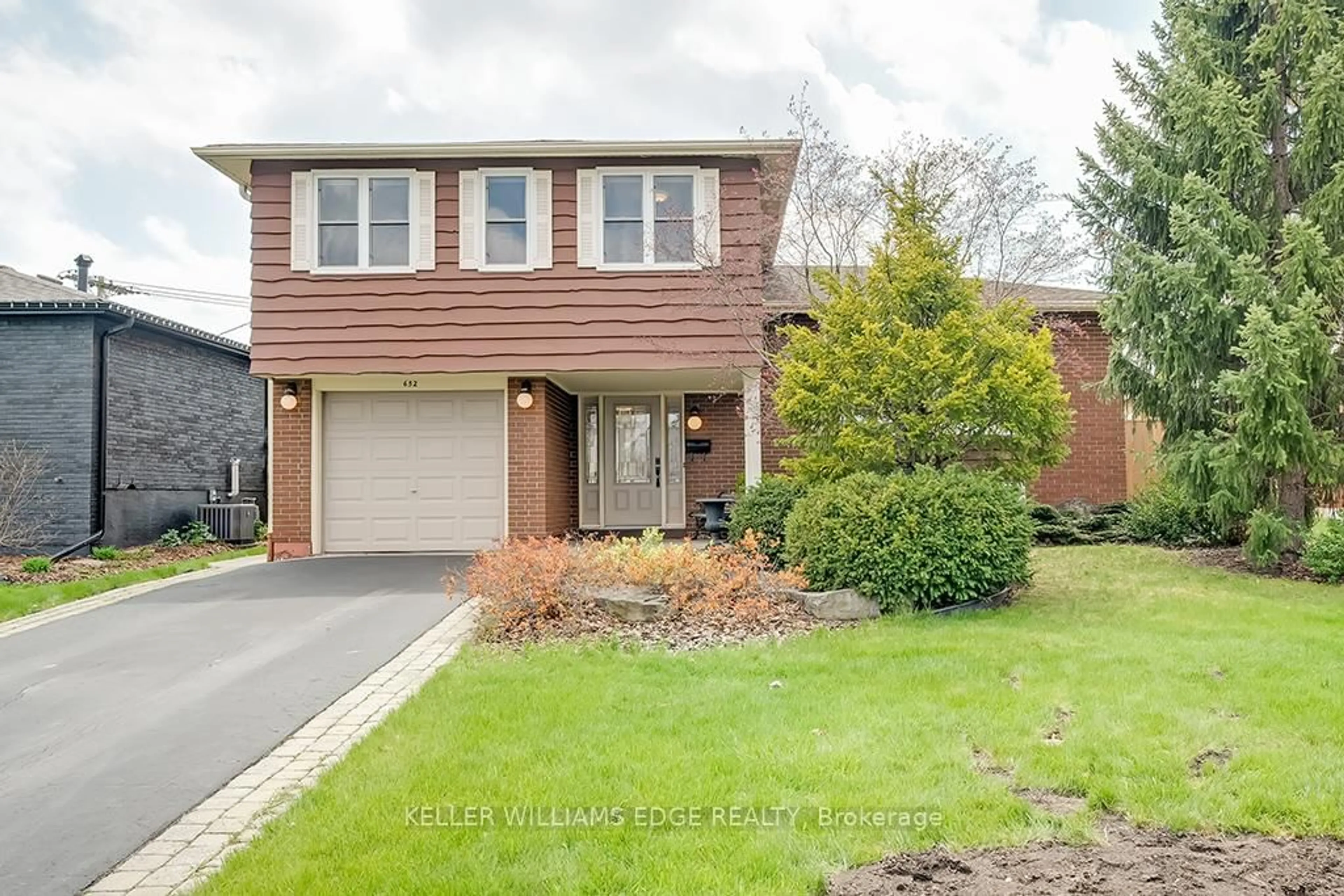 Home with brick exterior material, street for 652 Meadow Lane, Burlington Ontario L7L 4R8