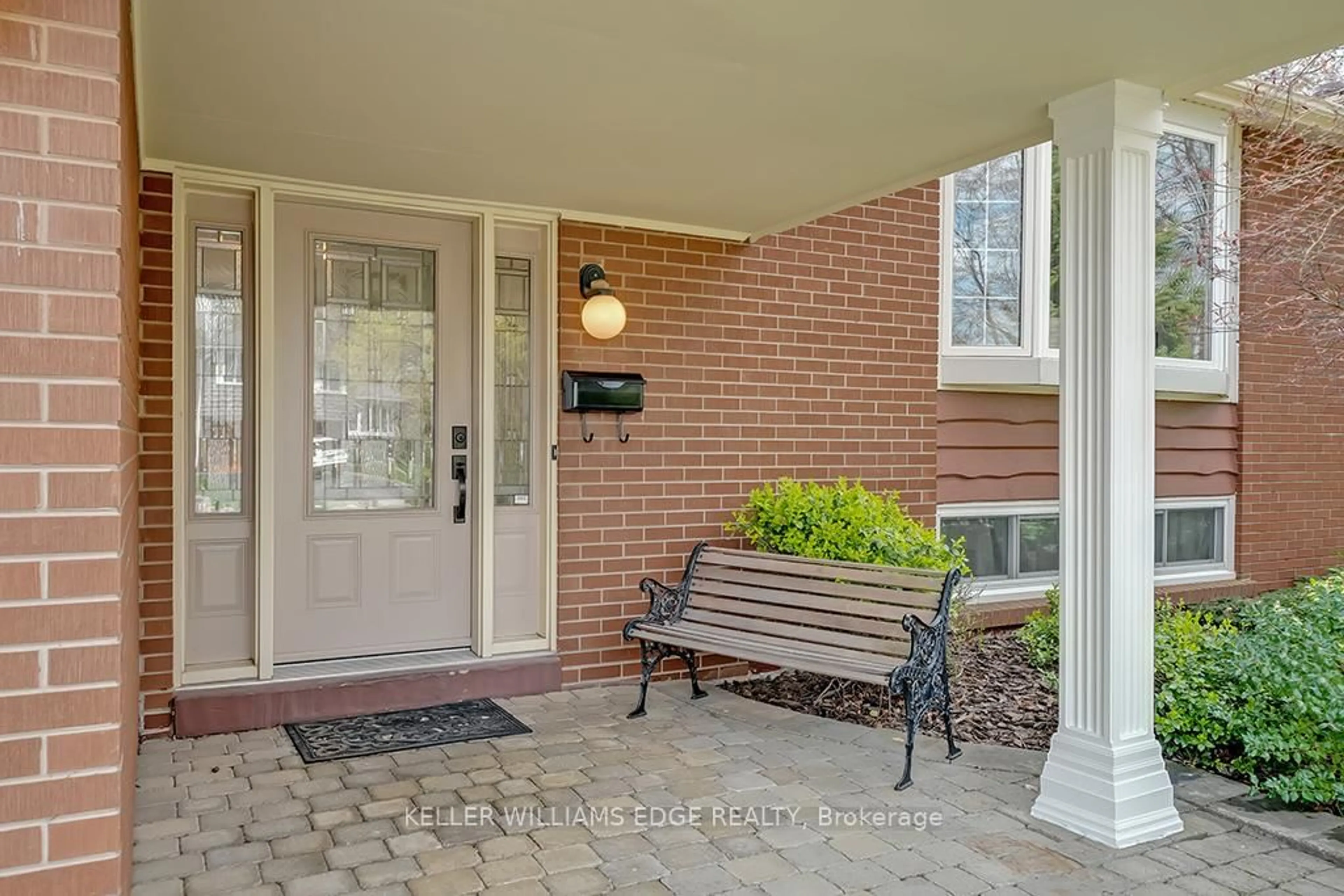 Indoor entryway for 652 Meadow Lane, Burlington Ontario L7L 4R8