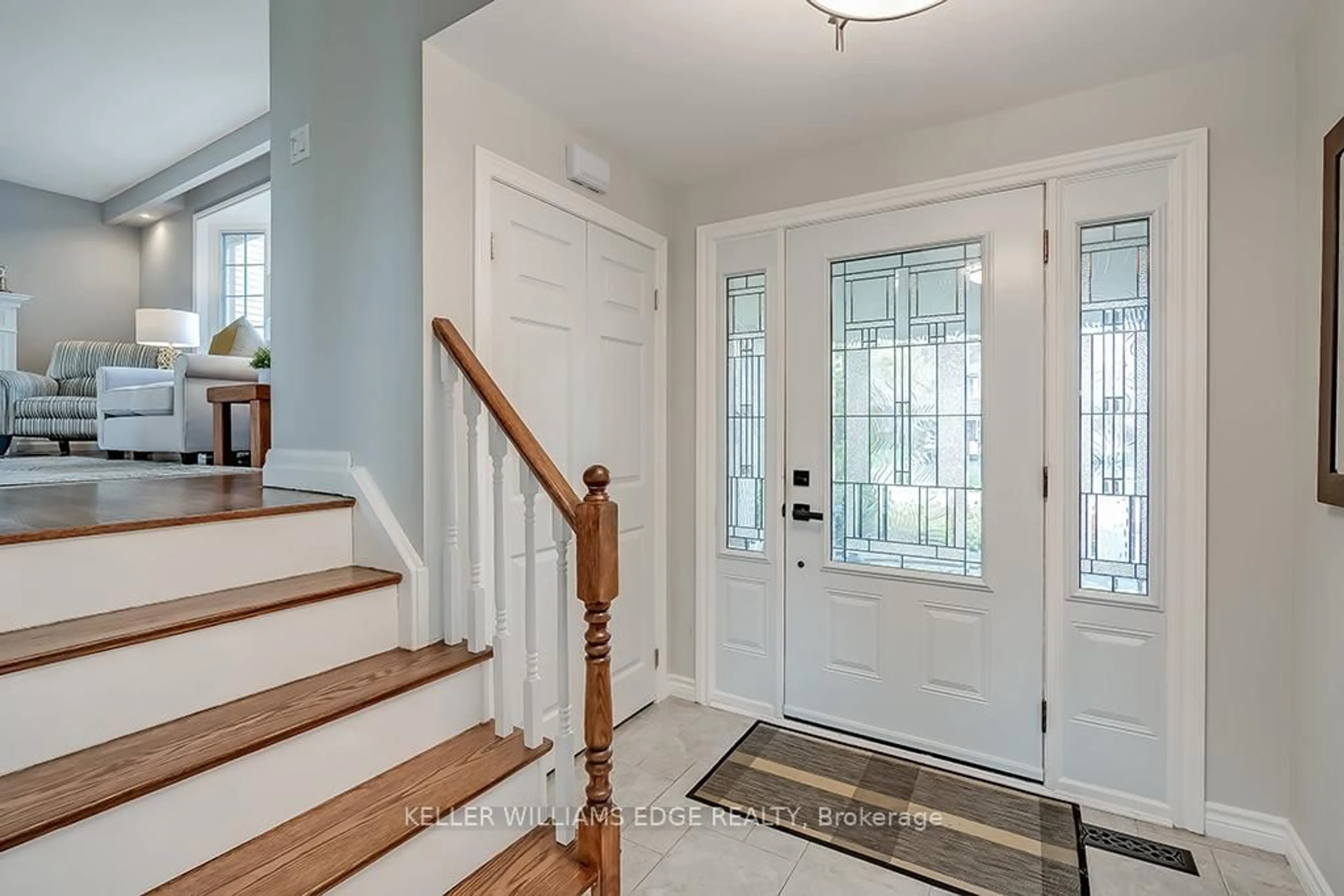 Indoor entryway for 652 Meadow Lane, Burlington Ontario L7L 4R8
