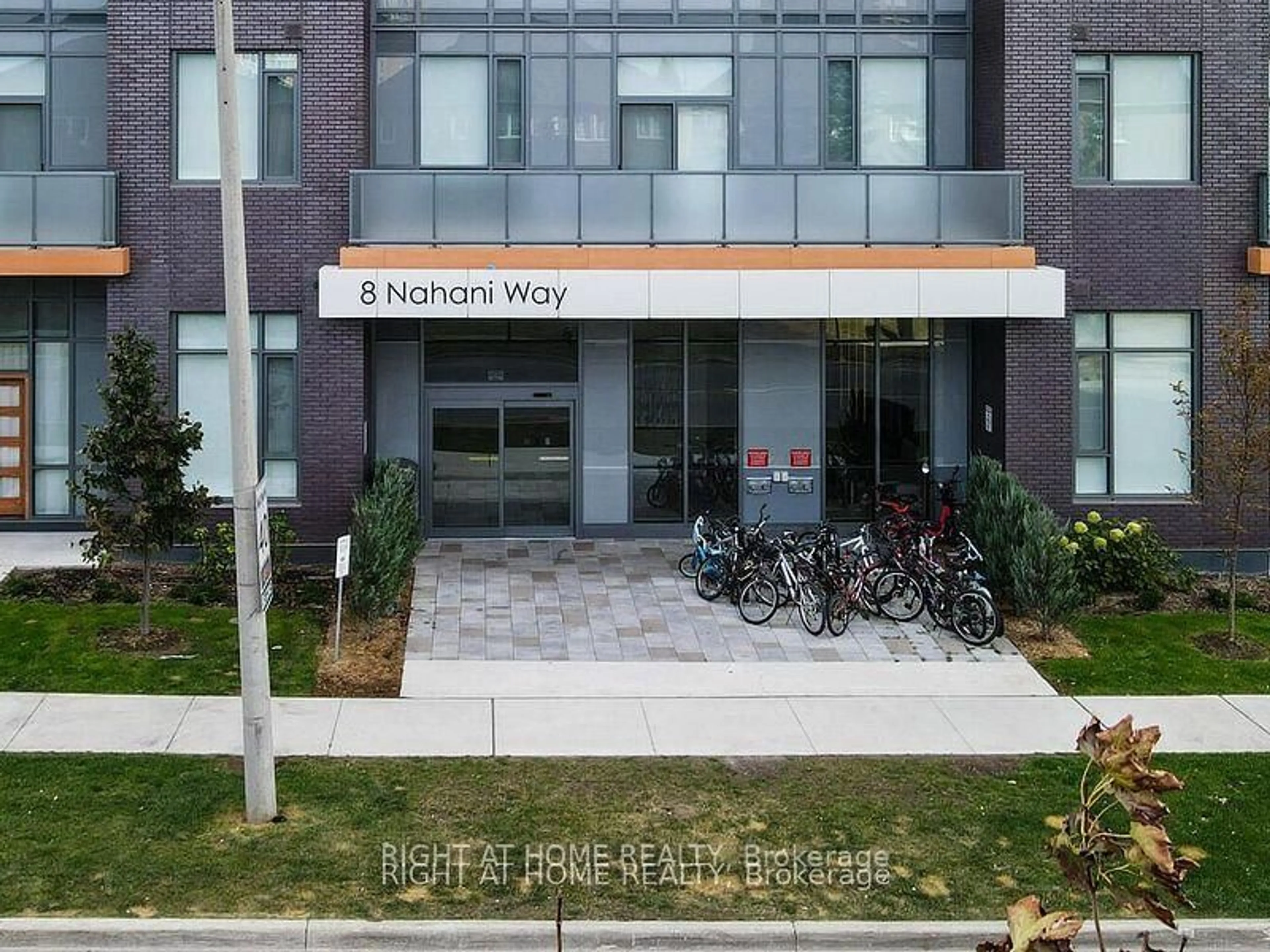 Indoor entryway for 8 NAHANI Way #2218, Mississauga Ontario L4Z 0C6
