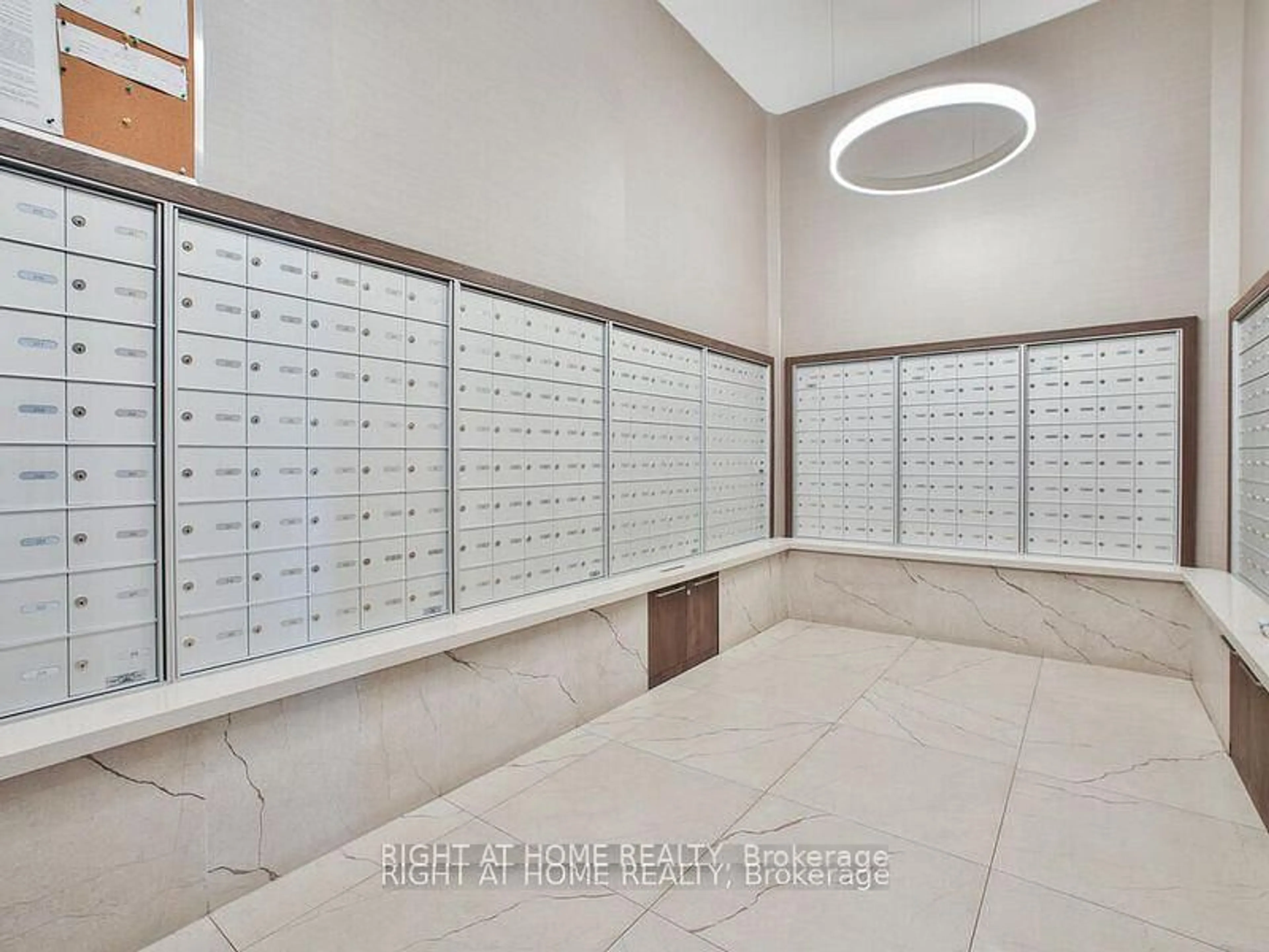 Indoor foyer for 8 NAHANI Way #2218, Mississauga Ontario L4Z 0C6