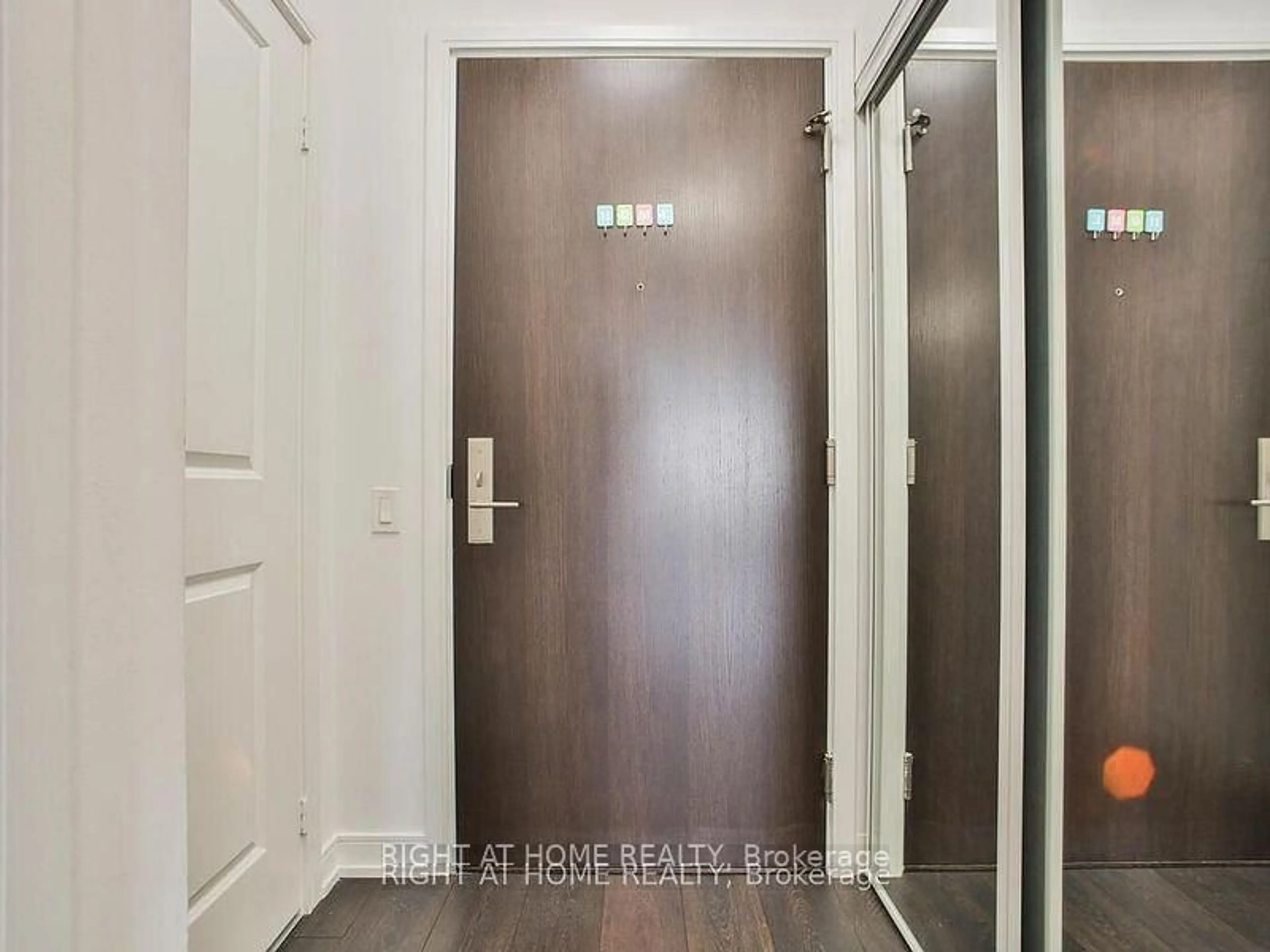 Indoor entryway for 8 NAHANI Way #2218, Mississauga Ontario L4Z 0C6