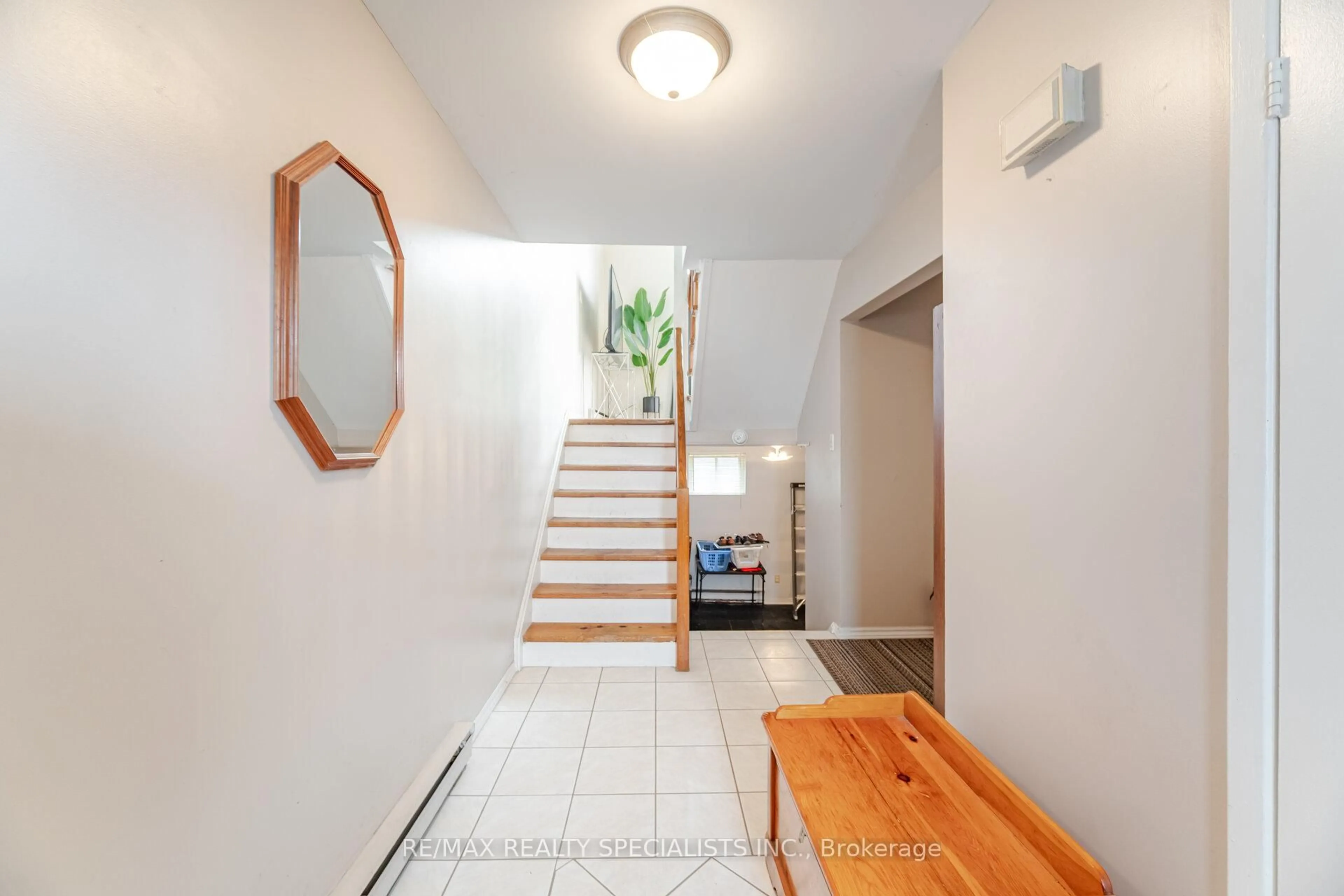 Indoor foyer for 6780 Formentera Ave #54, Mississauga Ontario L5N 2L1