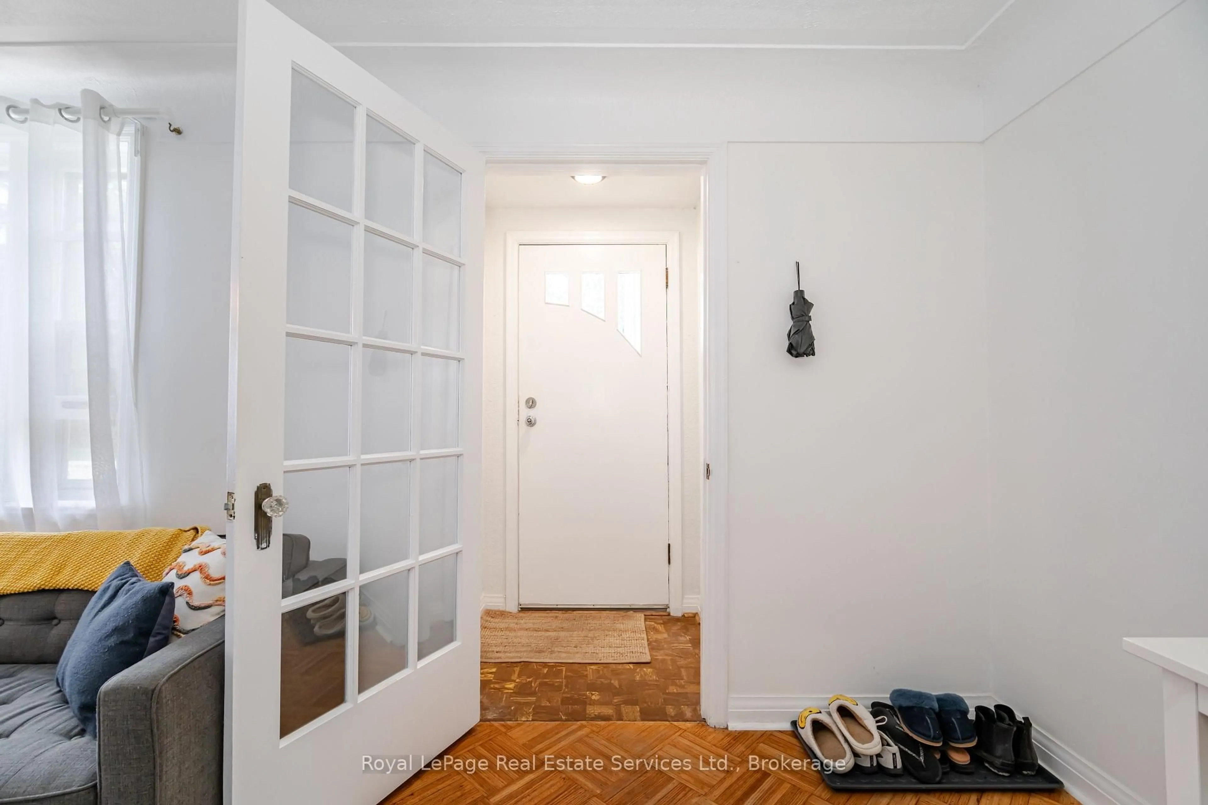 Indoor foyer for 2149 Caroline St, Burlington Ontario L7R 1L7