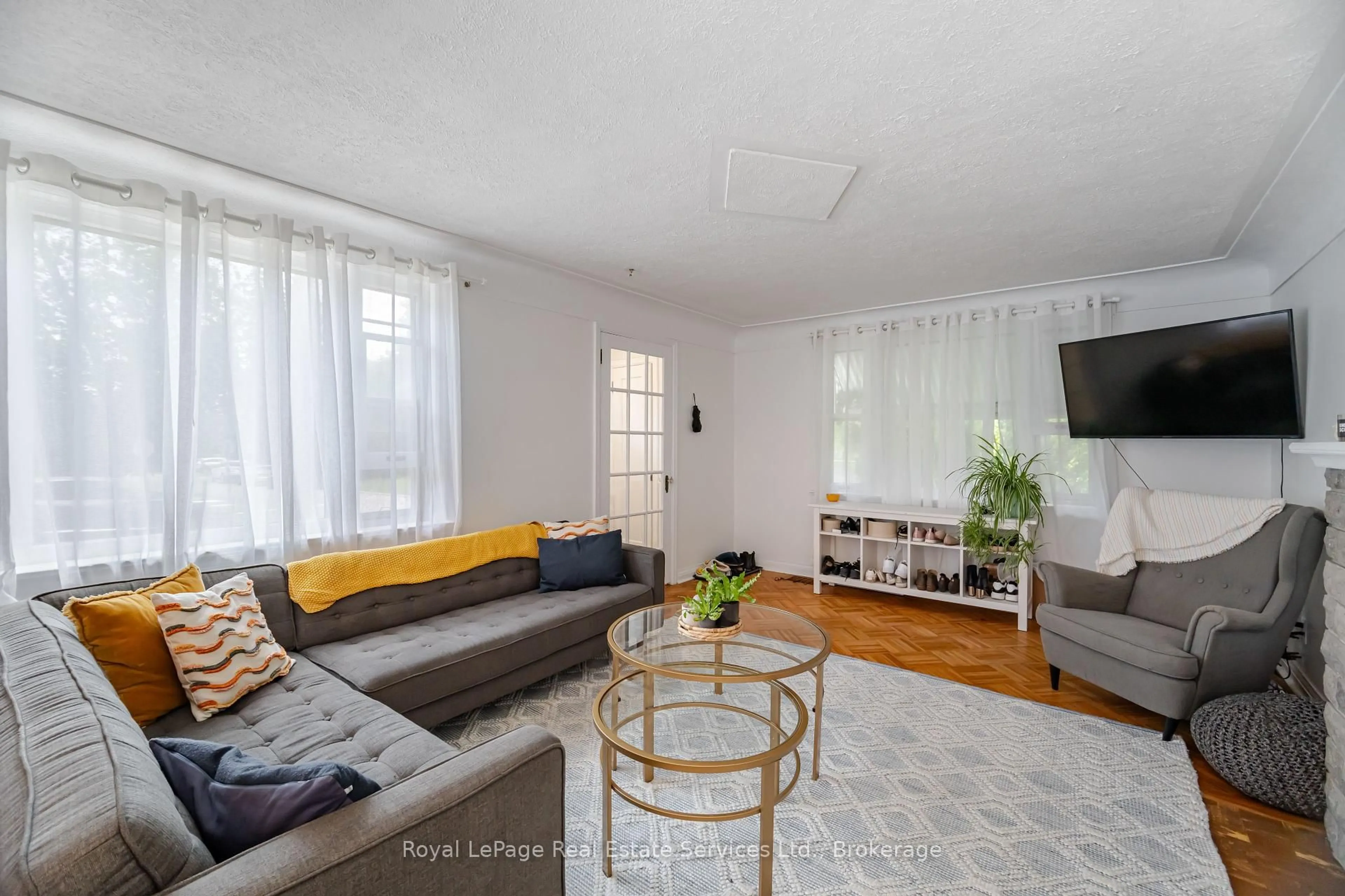 Living room with furniture, unknown for 2149 Caroline St, Burlington Ontario L7R 1L7