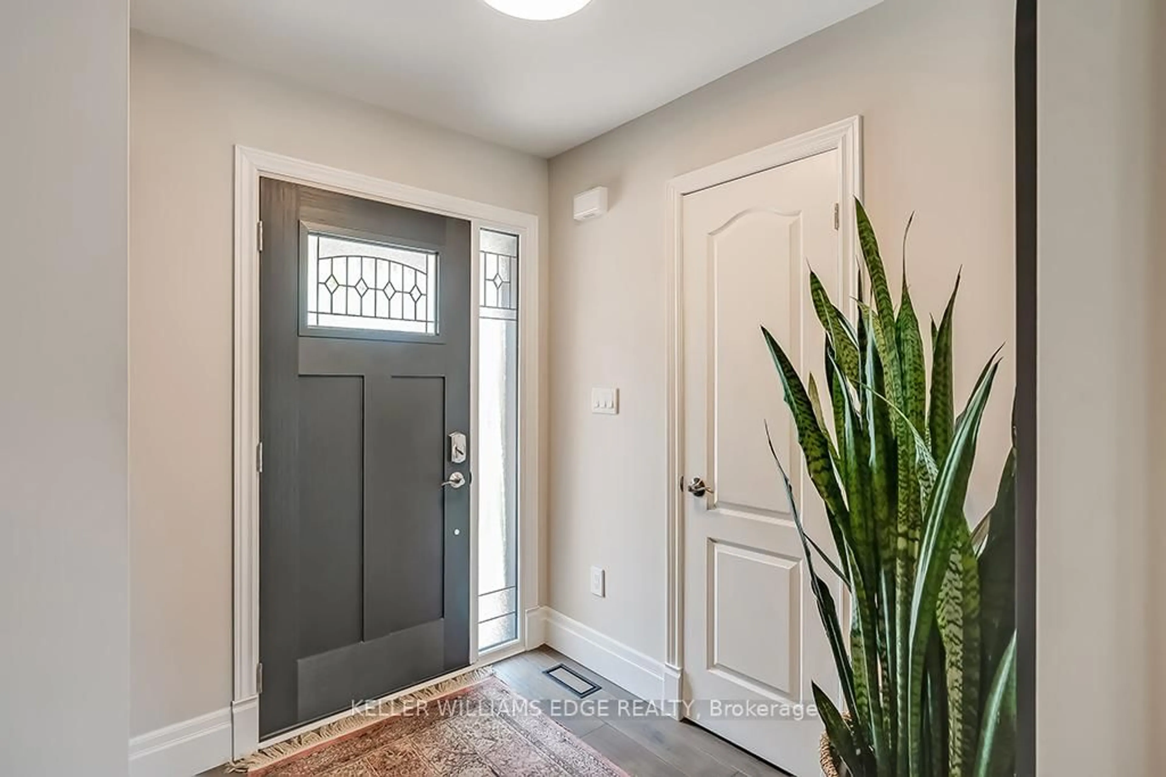 Indoor entryway for 1150 Skyview Dr #66, Burlington Ontario L7P 4X5