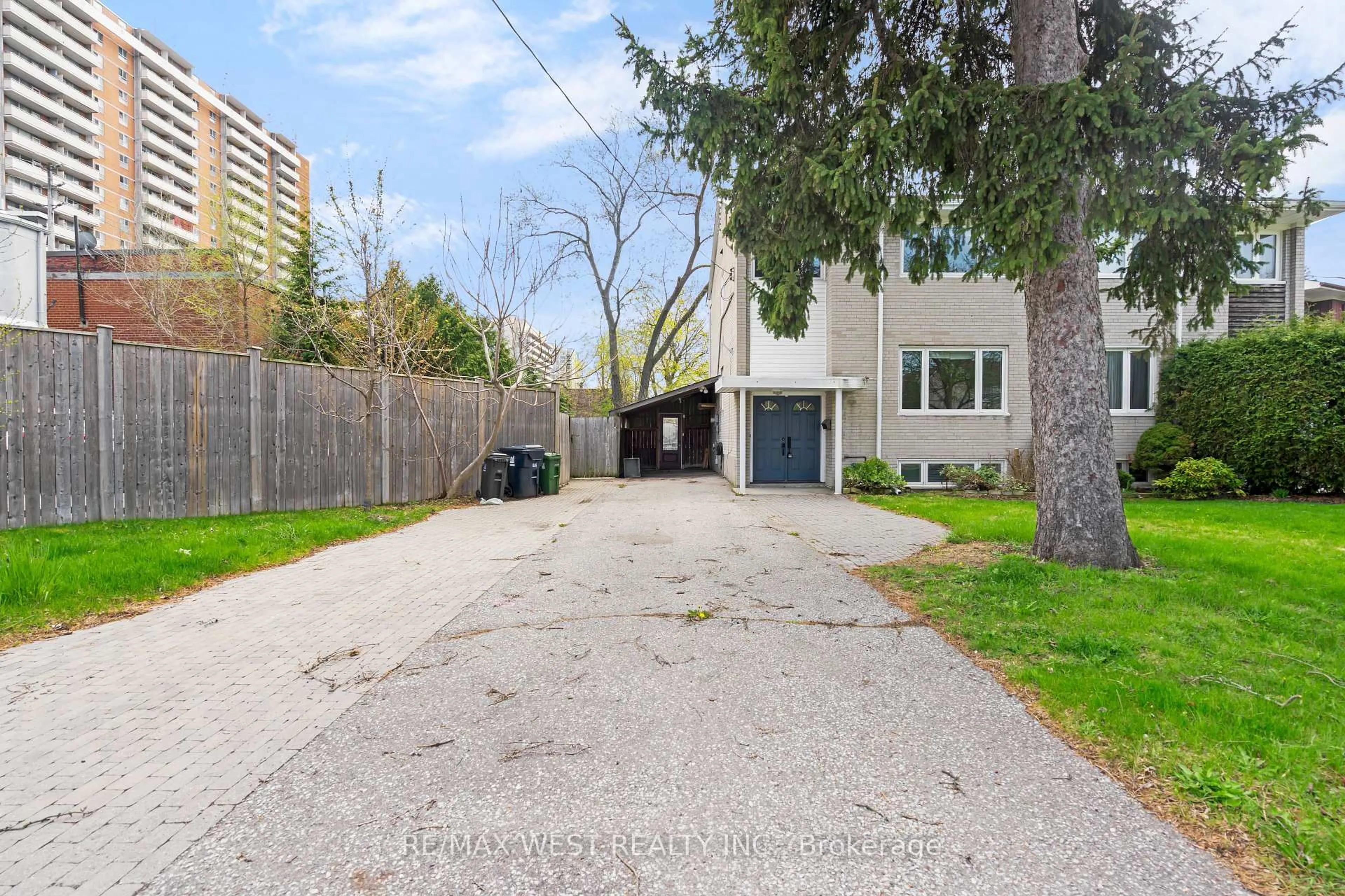Unknown for 2 Cabot Crt, Toronto Ontario M9A 2H4
