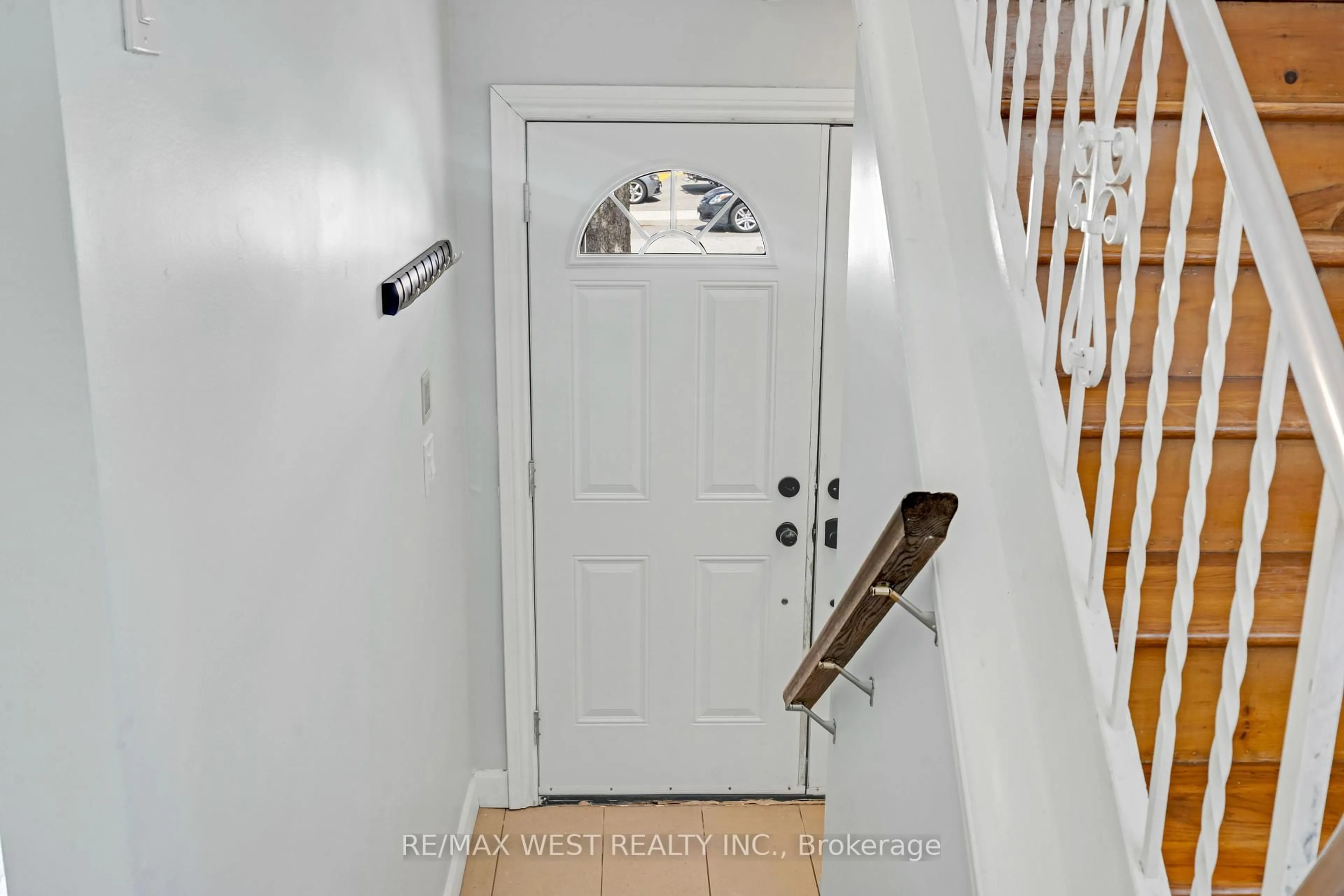 Indoor entryway for 2 Cabot Crt, Toronto Ontario M9A 2H4