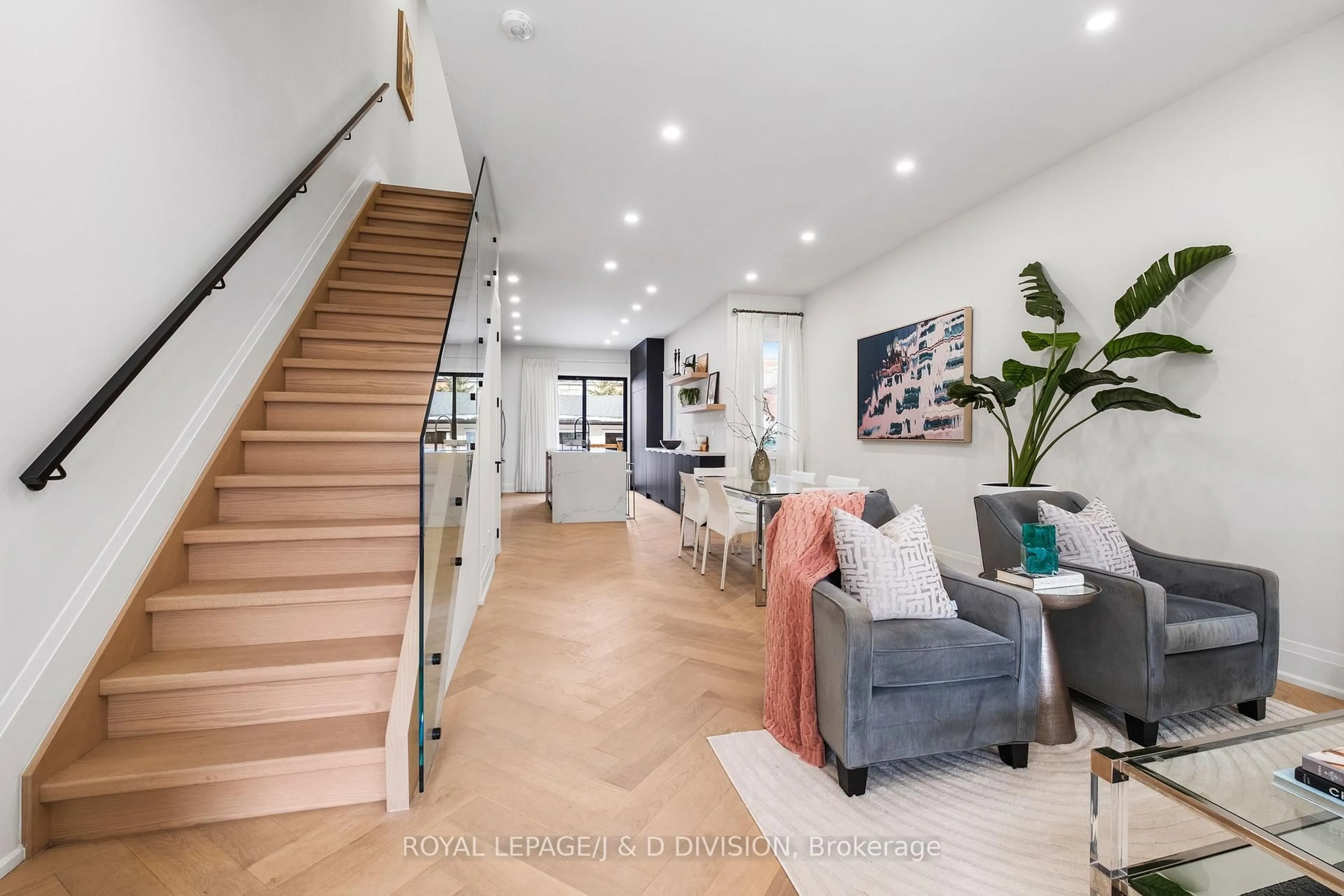 Indoor entryway for 28 Melville Ave, Toronto Ontario M6G 1Y2