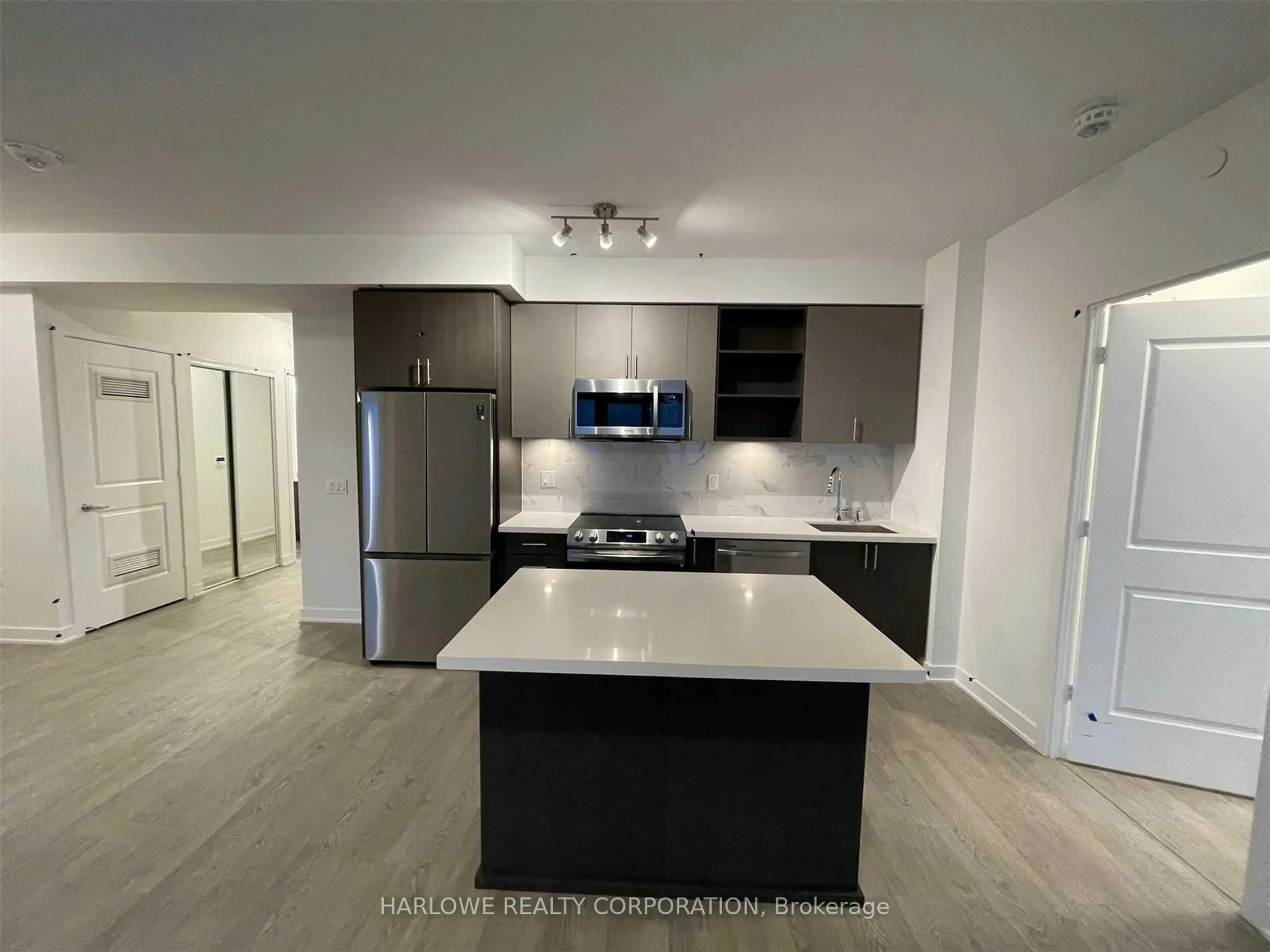 Open concept kitchen, unknown for 4655 Metcalfe Ave #1804, Mississauga Ontario L5M 0Z7