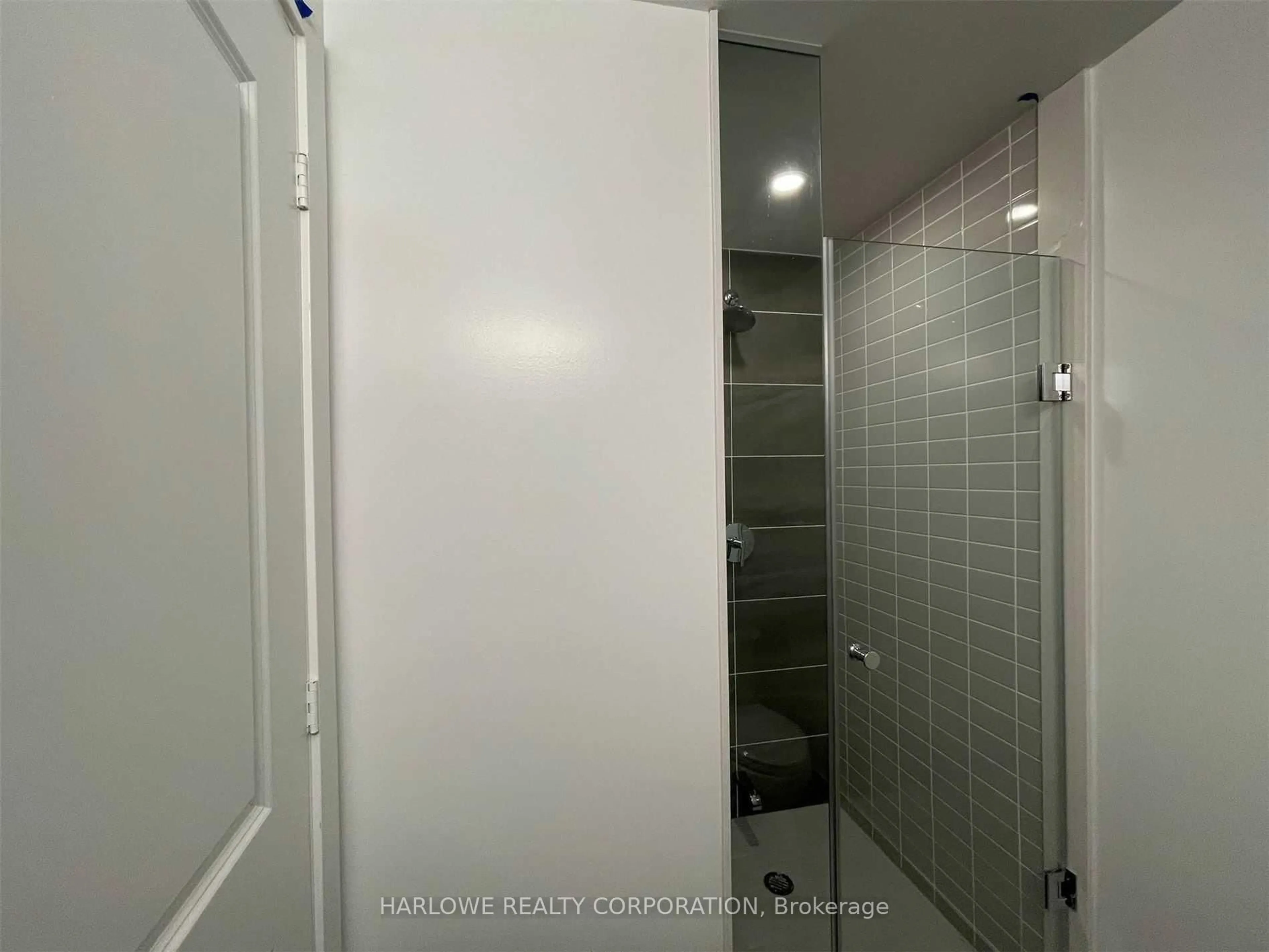 Standard bathroom, unknown for 4655 Metcalfe Ave #1804, Mississauga Ontario L5M 0Z7