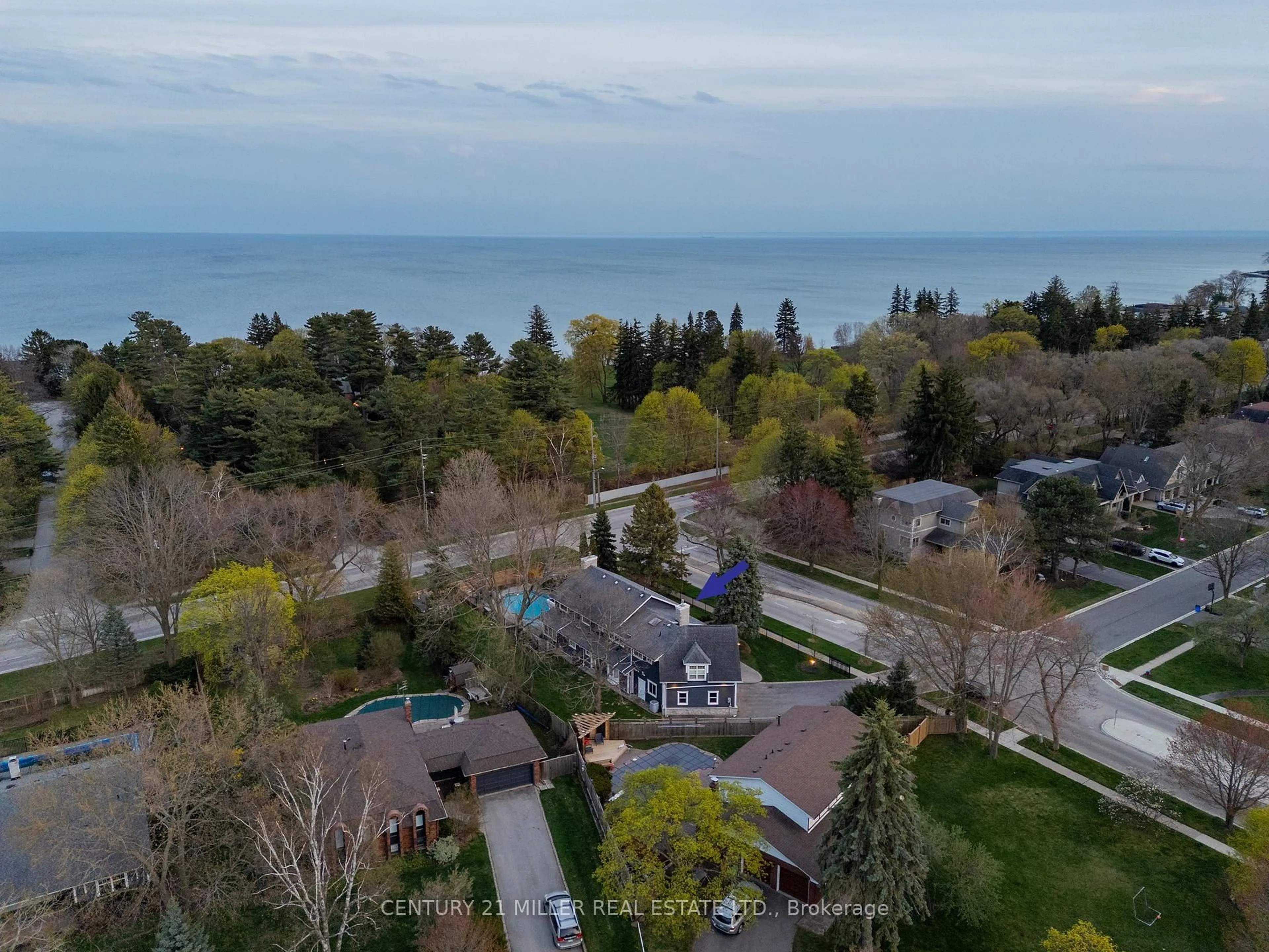A pic from outside/outdoor area/front of a property/back of a property/a pic from drone, water/lake/river/ocean view for 115 Charnwood Dr, Oakville Ontario L6J 5G8