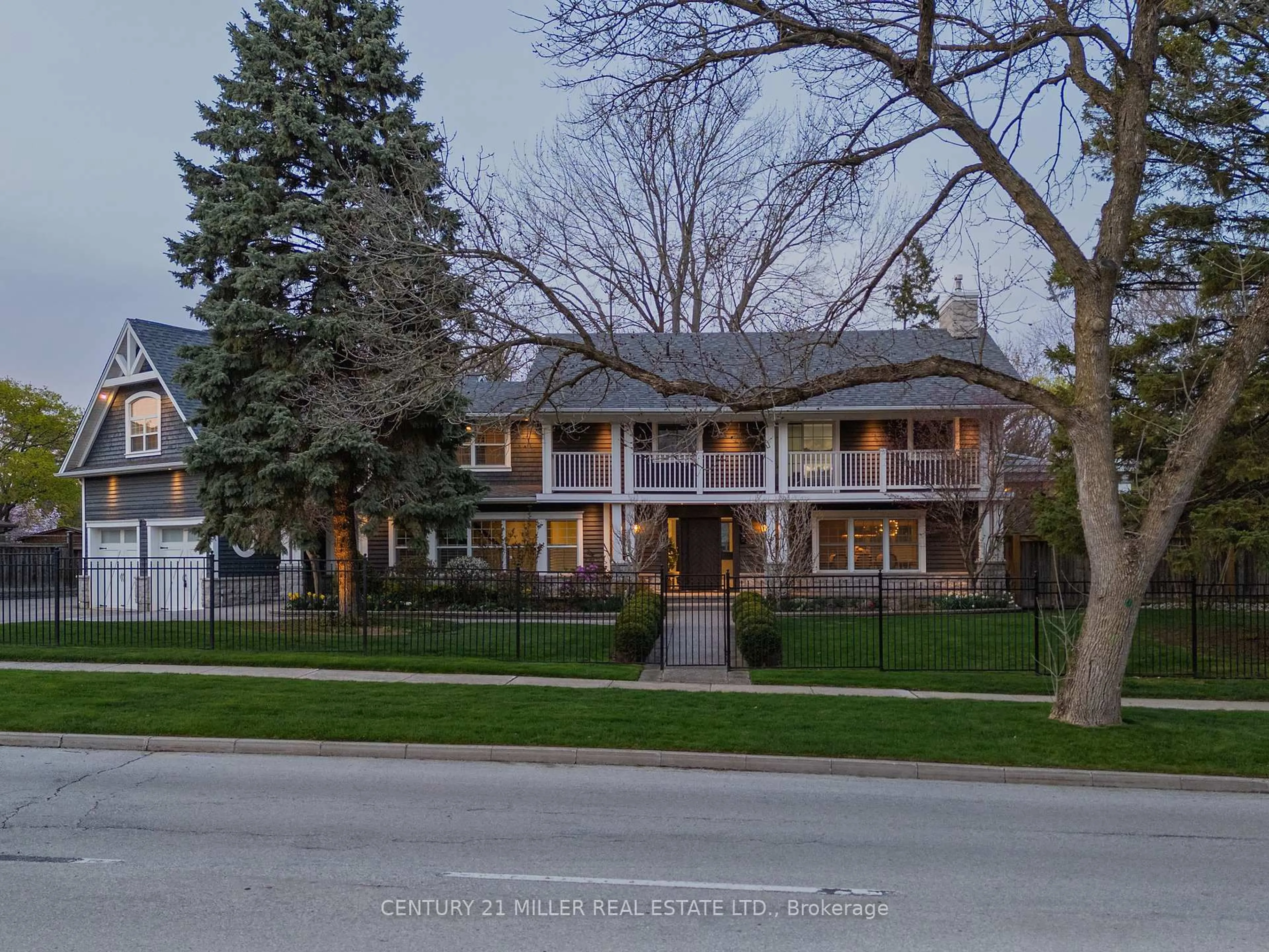 A pic from outside/outdoor area/front of a property/back of a property/a pic from drone, street for 115 Charnwood Dr, Oakville Ontario L6J 5G8