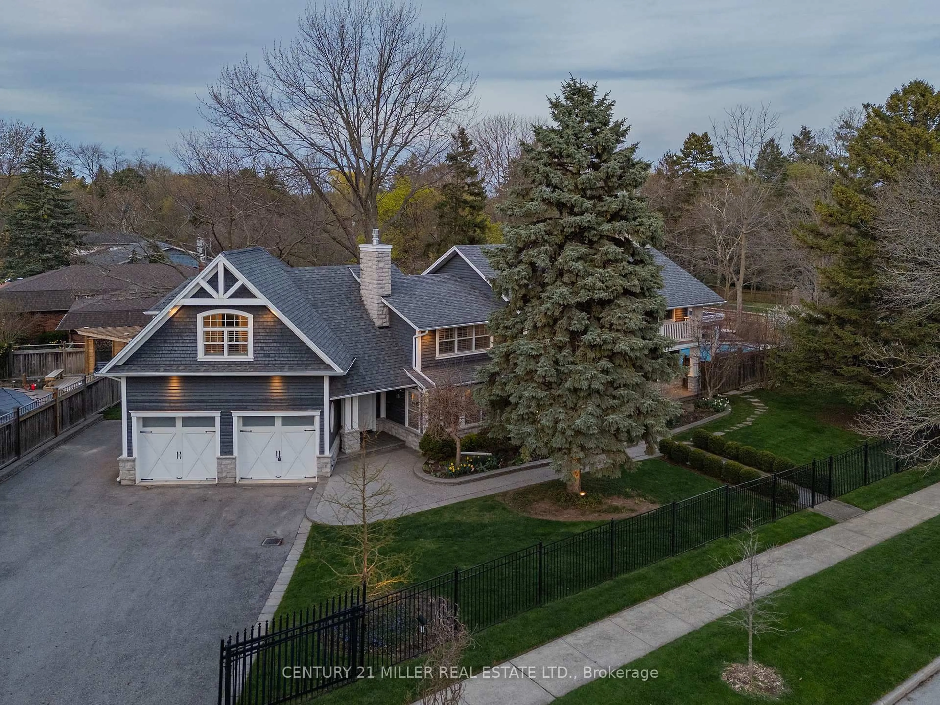 A pic from outside/outdoor area/front of a property/back of a property/a pic from drone, street for 115 Charnwood Dr, Oakville Ontario L6J 5G8