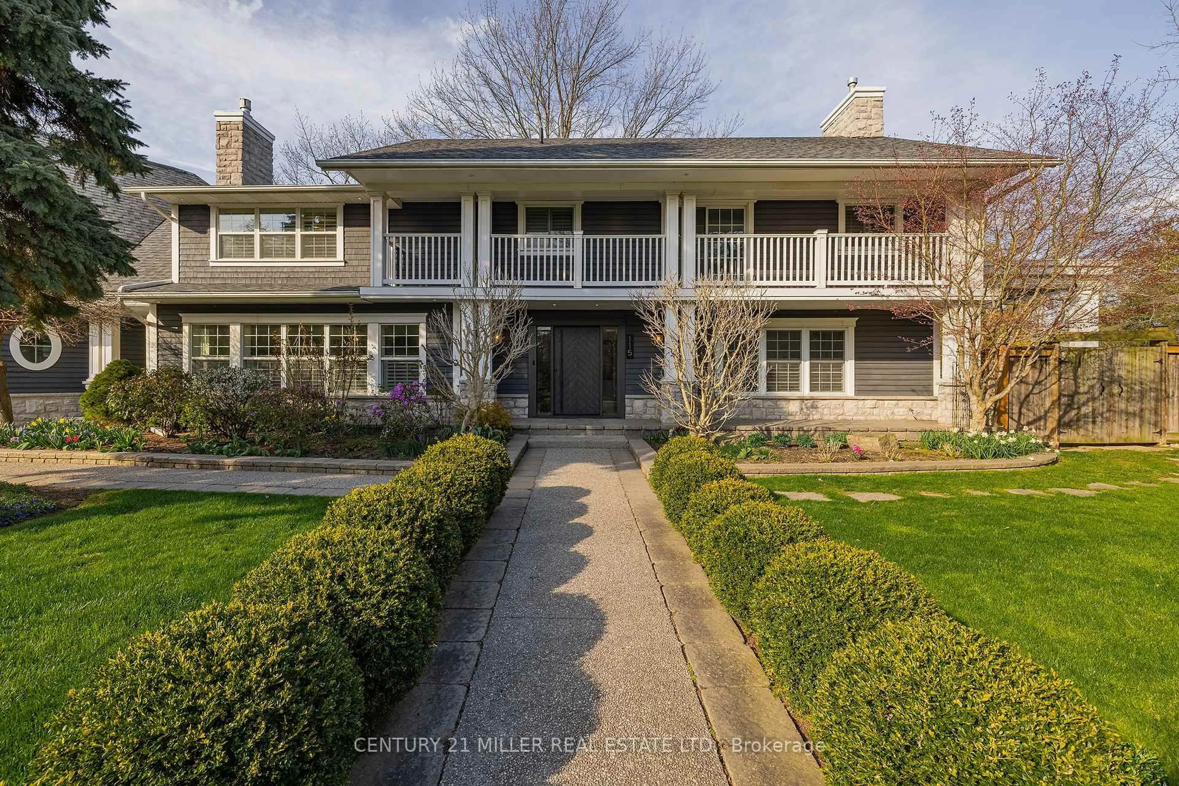 A pic from outside/outdoor area/front of a property/back of a property/a pic from drone, street for 115 Charnwood Dr, Oakville Ontario L6J 5G8