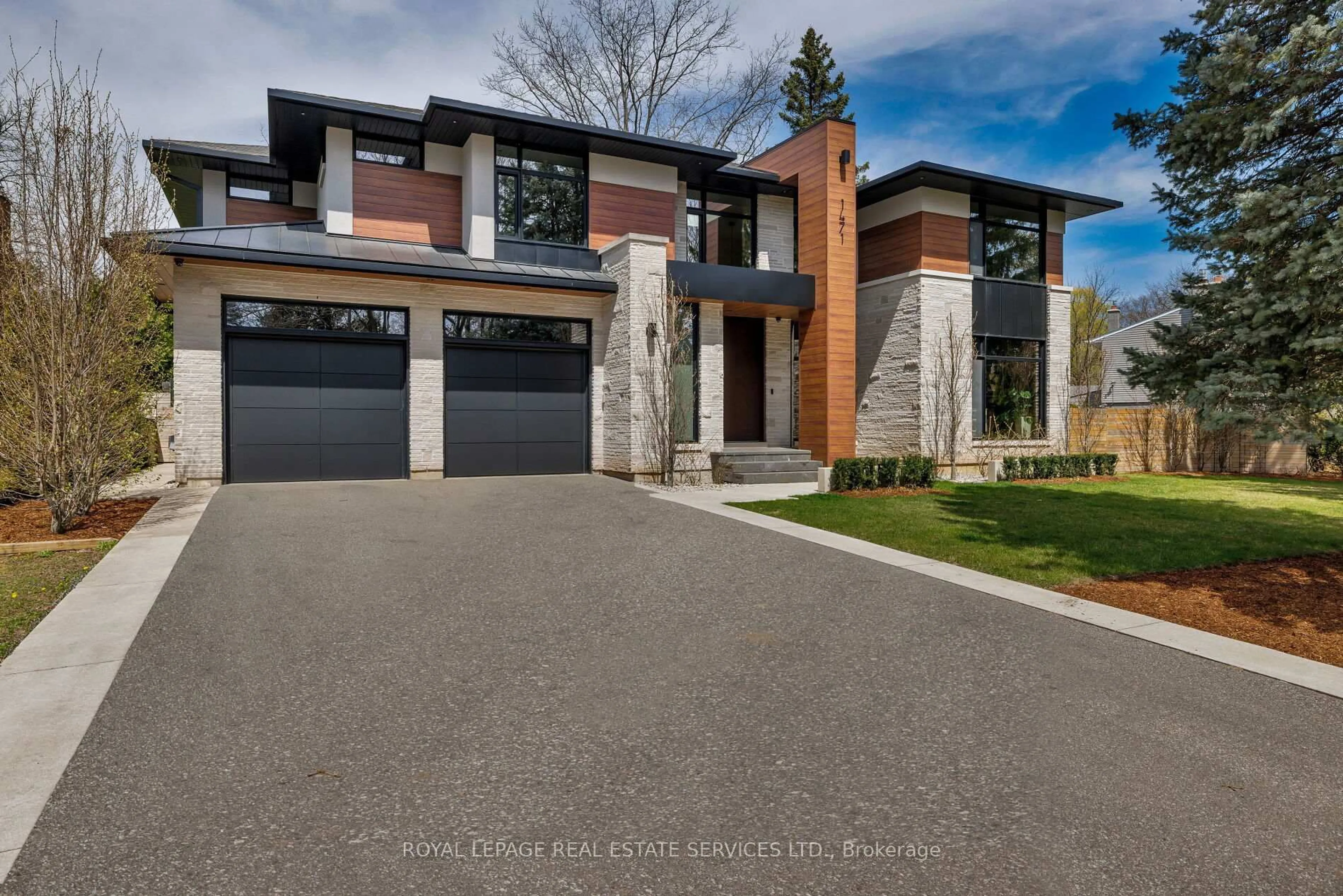 Home with brick exterior material, street for 1471 Rogerswood Crt, Mississauga Ontario L5J 1R7