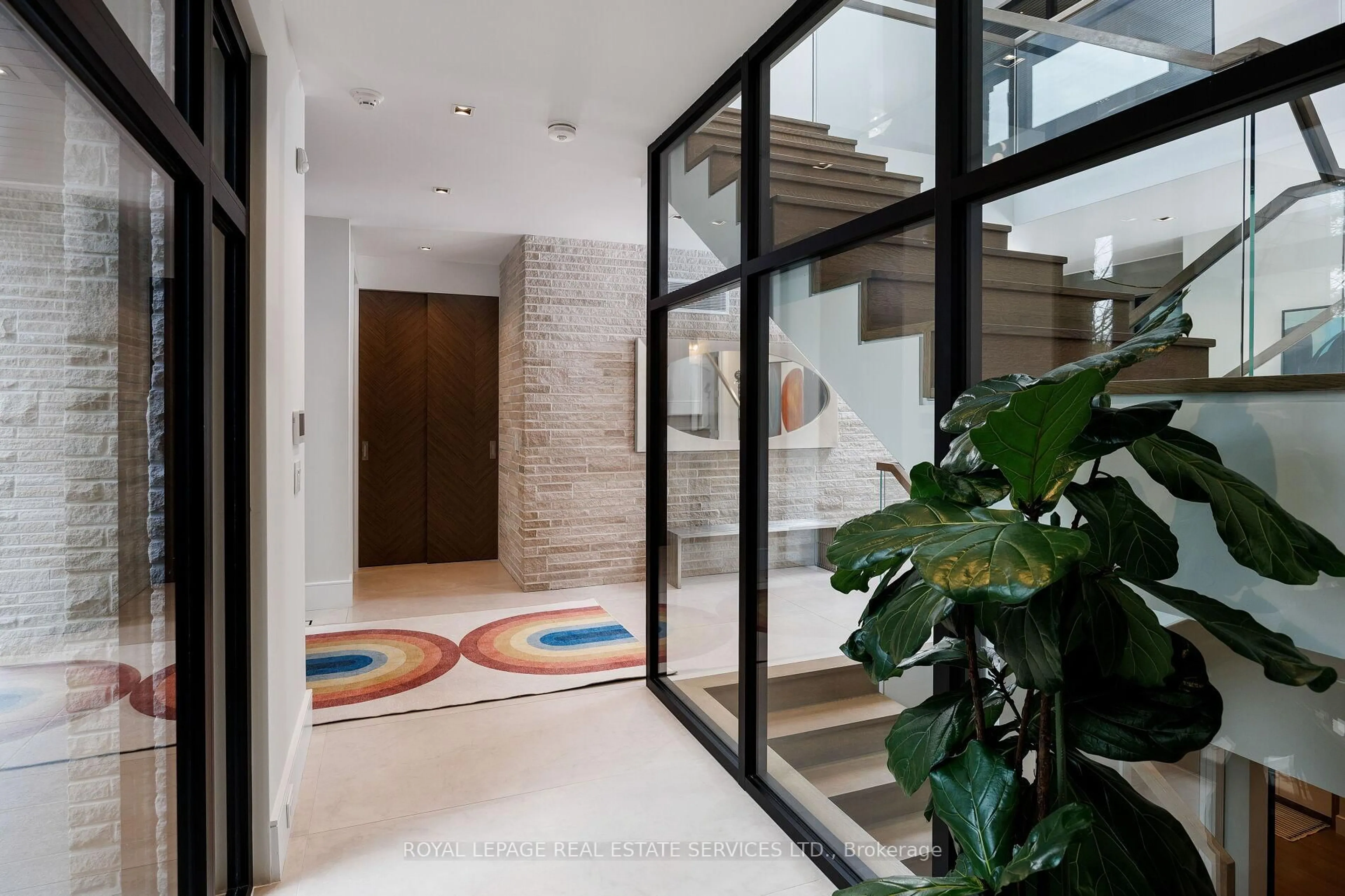 Indoor foyer for 1471 Rogerswood Crt, Mississauga Ontario L5J 1R7
