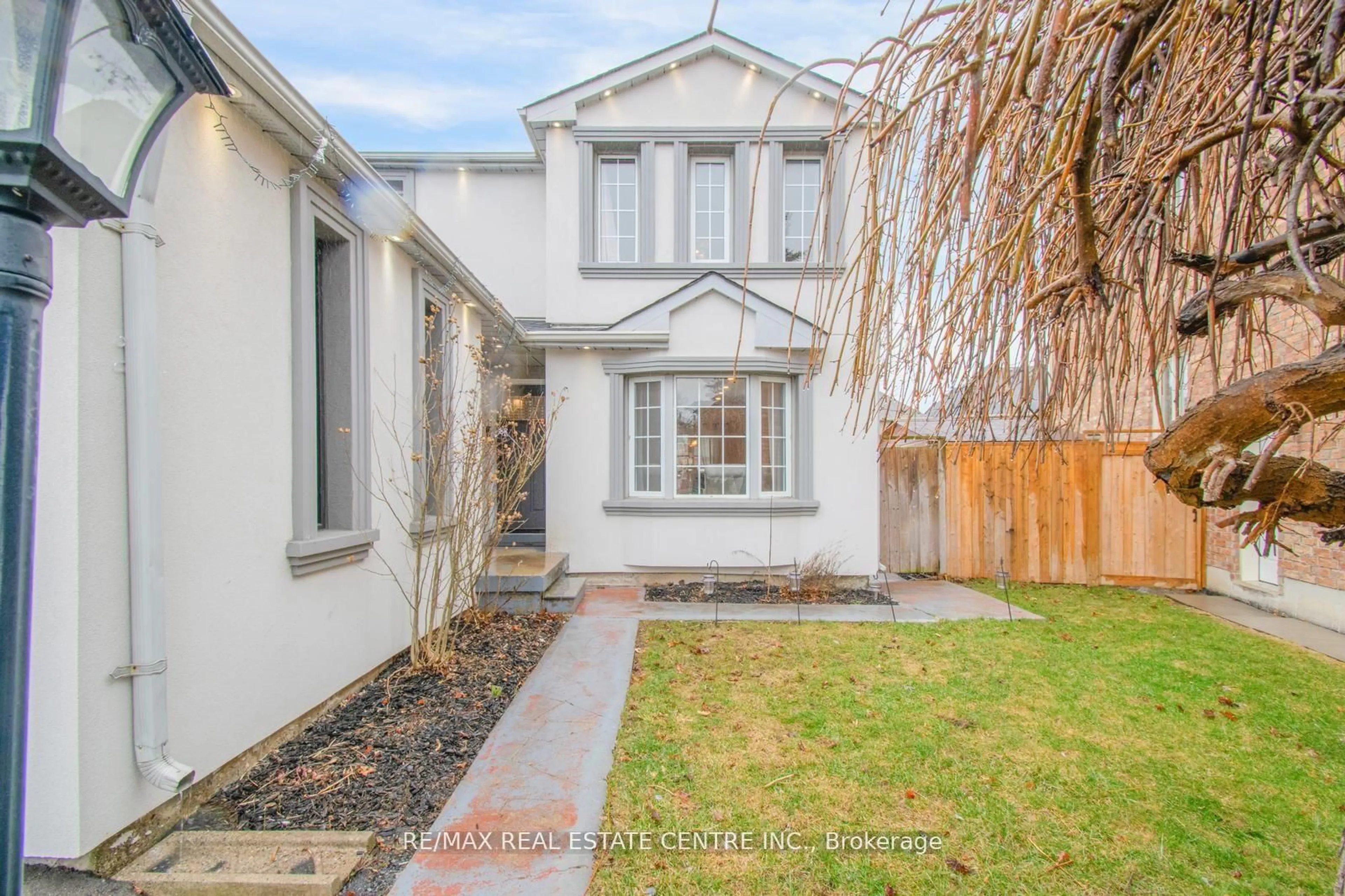 A pic from outside/outdoor area/front of a property/back of a property/a pic from drone, street for 21 Hawkway Crt, Brampton Ontario L6Y 4K7