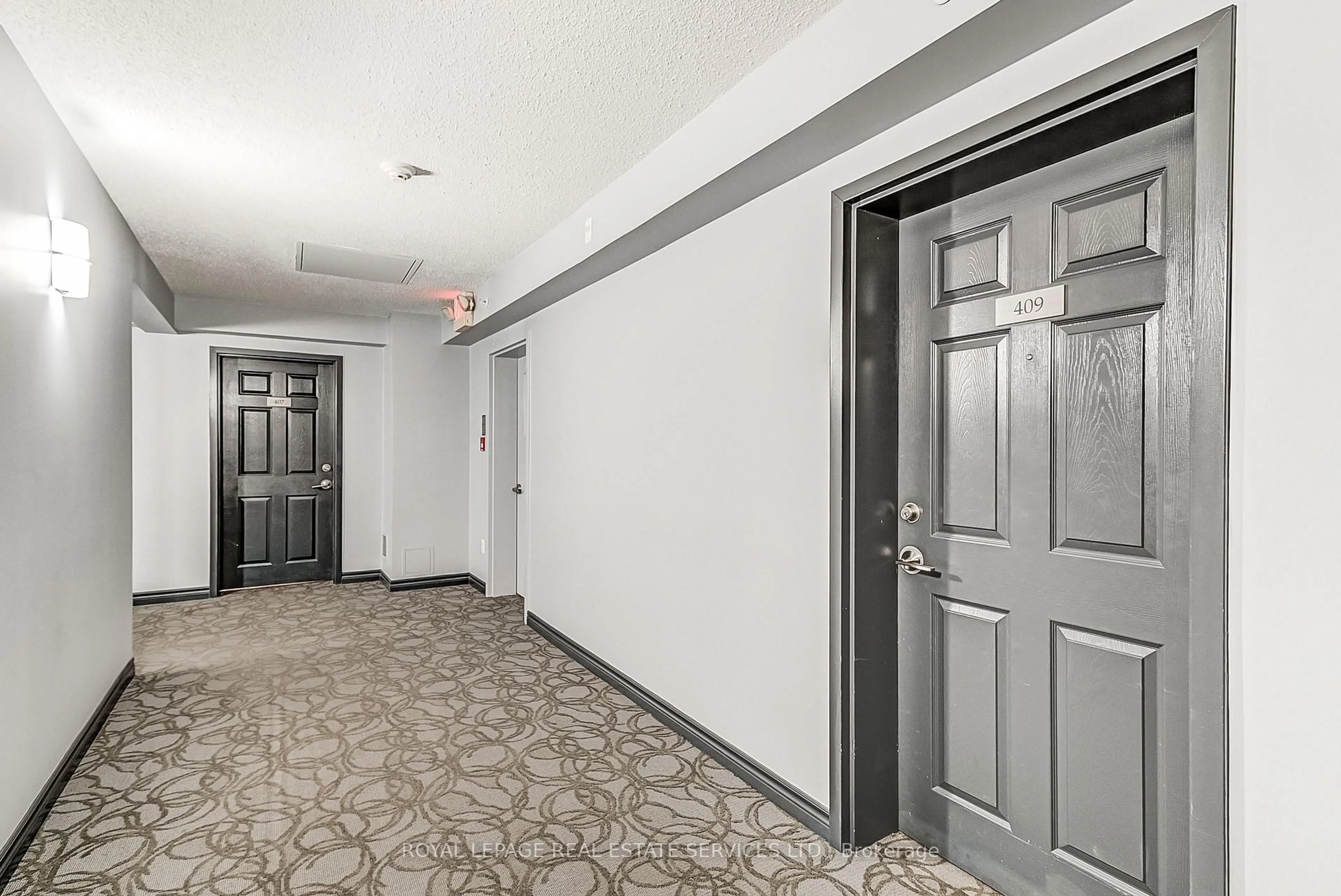 Indoor foyer for 1483 Maple Ave #409, Milton Ontario L9T 0B6